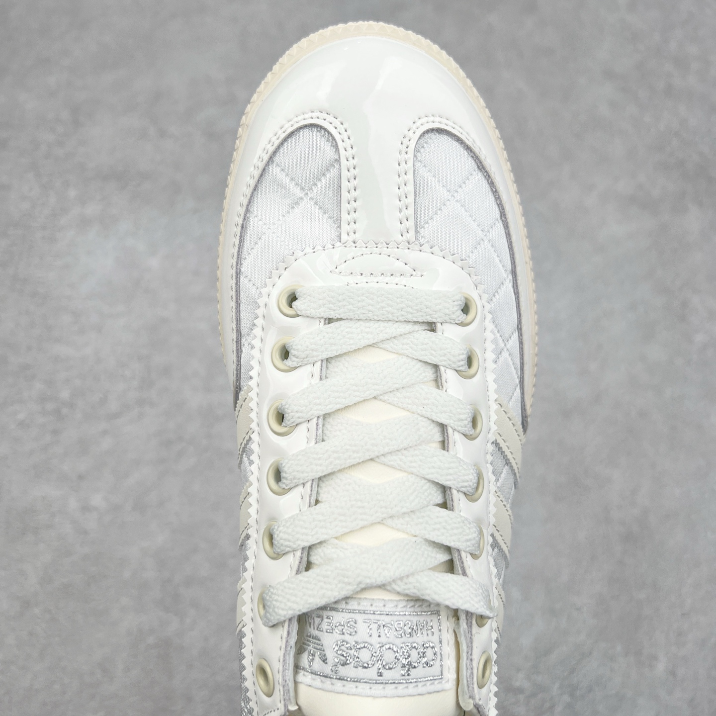 图片[4]-AD Originals Handball SPZL 手球运动员系列百搭休闲运动板鞋 KJ0854 这款来自阿迪达斯的这款HANDBALL SPZL前身是一双手球运动鞋，这一次拿来复刻，所以鞋面的主要色彩选用了黑色， 鞋面外侧除了Spezial字母之外还有三叶草标志。Handball SPZL作为复古手球训练鞋与作为室内足球鞋的Samba有着异曲同工之处，但是质感更为出众的鞋身以及丰富的配色选择比起Samba来讲可以说是更胜一筹了！尺码：36 36⅔ 37⅓ 38 38⅔ 39⅓ 40 40⅔ 41⅓ 42 42⅔ 43⅓ 44 45-选品中心