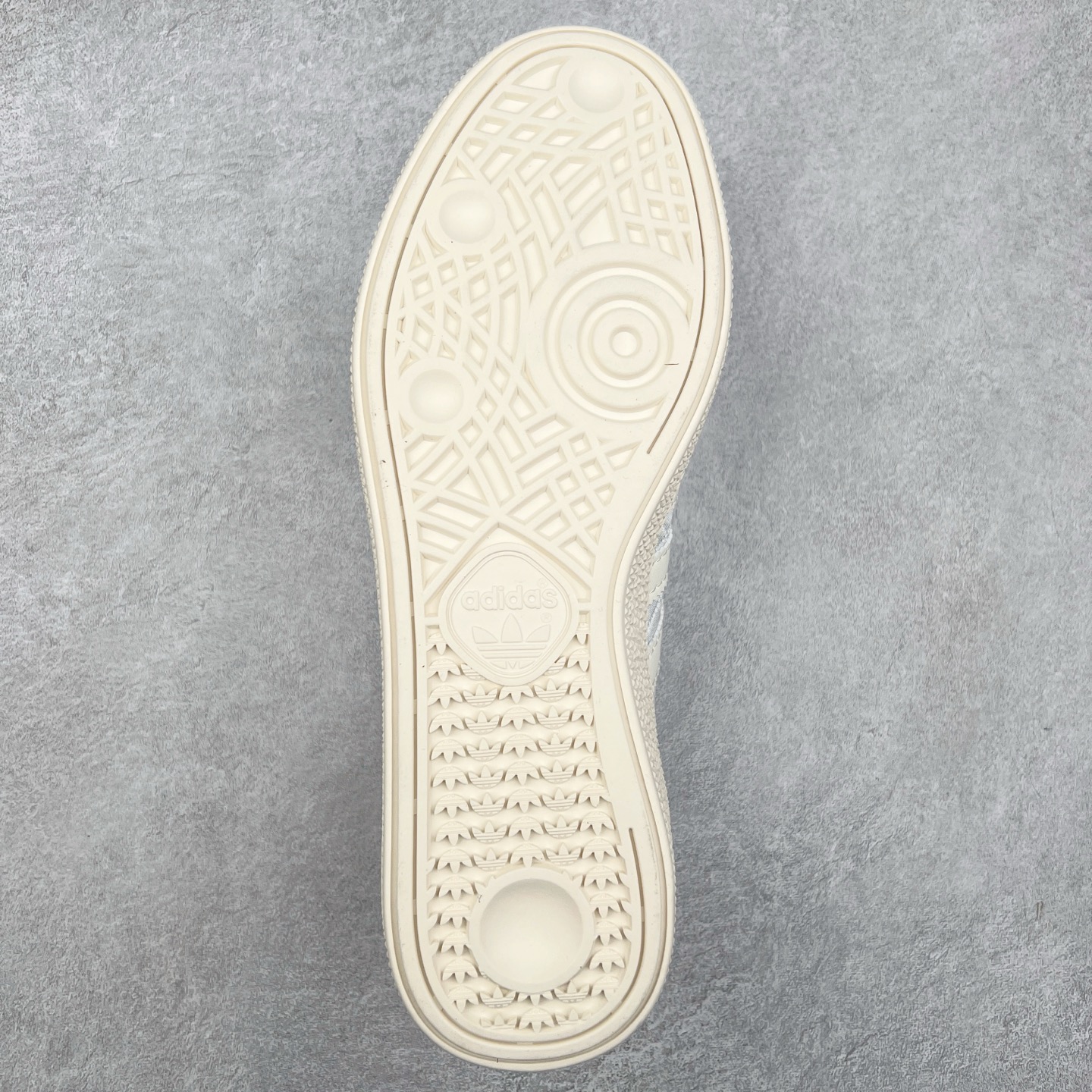 图片[9]-AD Originals Handball SPZL 手球运动员系列百搭休闲运动板鞋 KJ0854 这款来自阿迪达斯的这款HANDBALL SPZL前身是一双手球运动鞋，这一次拿来复刻，所以鞋面的主要色彩选用了黑色， 鞋面外侧除了Spezial字母之外还有三叶草标志。Handball SPZL作为复古手球训练鞋与作为室内足球鞋的Samba有着异曲同工之处，但是质感更为出众的鞋身以及丰富的配色选择比起Samba来讲可以说是更胜一筹了！尺码：36 36⅔ 37⅓ 38 38⅔ 39⅓ 40 40⅔ 41⅓ 42 42⅔ 43⅓ 44 45-选品中心