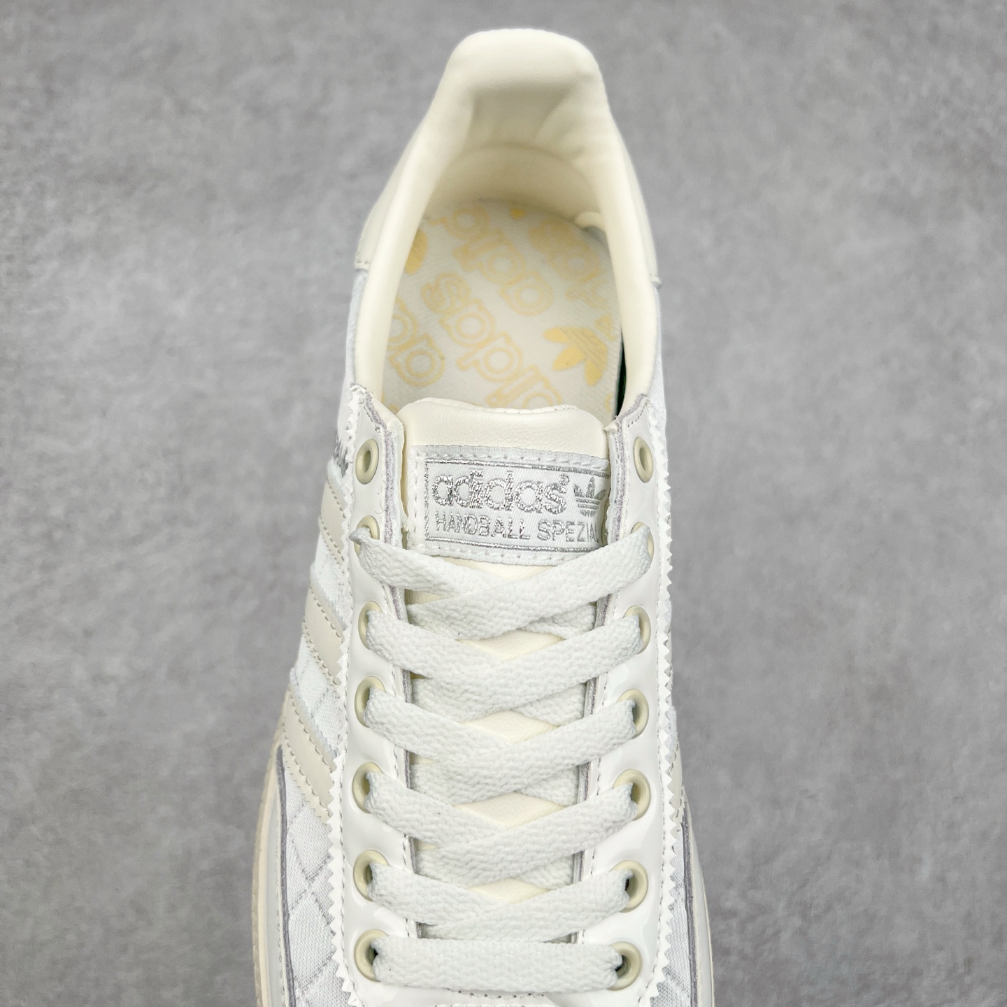 图片[5]-AD Originals Handball SPZL 手球运动员系列百搭休闲运动板鞋 KJ0854 这款来自阿迪达斯的这款HANDBALL SPZL前身是一双手球运动鞋，这一次拿来复刻，所以鞋面的主要色彩选用了黑色， 鞋面外侧除了Spezial字母之外还有三叶草标志。Handball SPZL作为复古手球训练鞋与作为室内足球鞋的Samba有着异曲同工之处，但是质感更为出众的鞋身以及丰富的配色选择比起Samba来讲可以说是更胜一筹了！尺码：36 36⅔ 37⅓ 38 38⅔ 39⅓ 40 40⅔ 41⅓ 42 42⅔ 43⅓ 44 45-选品中心