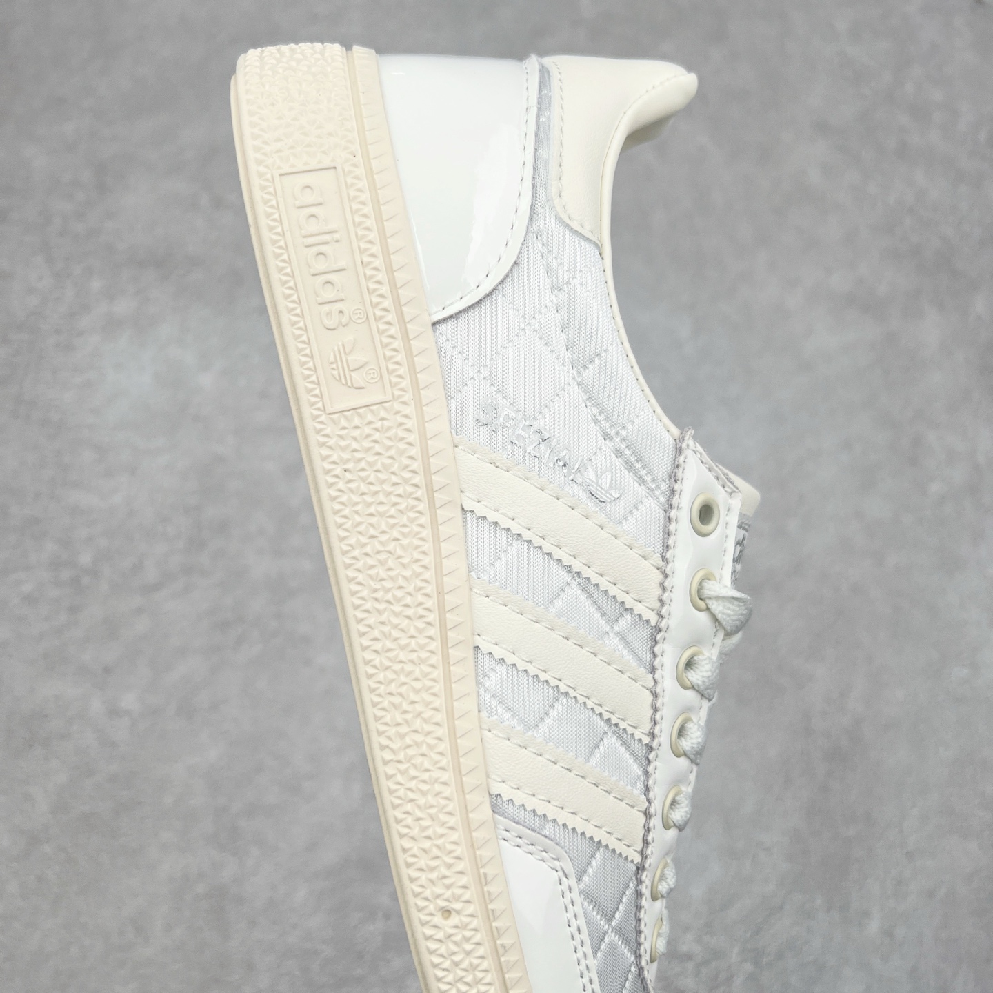 图片[6]-AD Originals Handball SPZL 手球运动员系列百搭休闲运动板鞋 KJ0854 这款来自阿迪达斯的这款HANDBALL SPZL前身是一双手球运动鞋，这一次拿来复刻，所以鞋面的主要色彩选用了黑色， 鞋面外侧除了Spezial字母之外还有三叶草标志。Handball SPZL作为复古手球训练鞋与作为室内足球鞋的Samba有着异曲同工之处，但是质感更为出众的鞋身以及丰富的配色选择比起Samba来讲可以说是更胜一筹了！尺码：36 36⅔ 37⅓ 38 38⅔ 39⅓ 40 40⅔ 41⅓ 42 42⅔ 43⅓ 44 45-选品中心