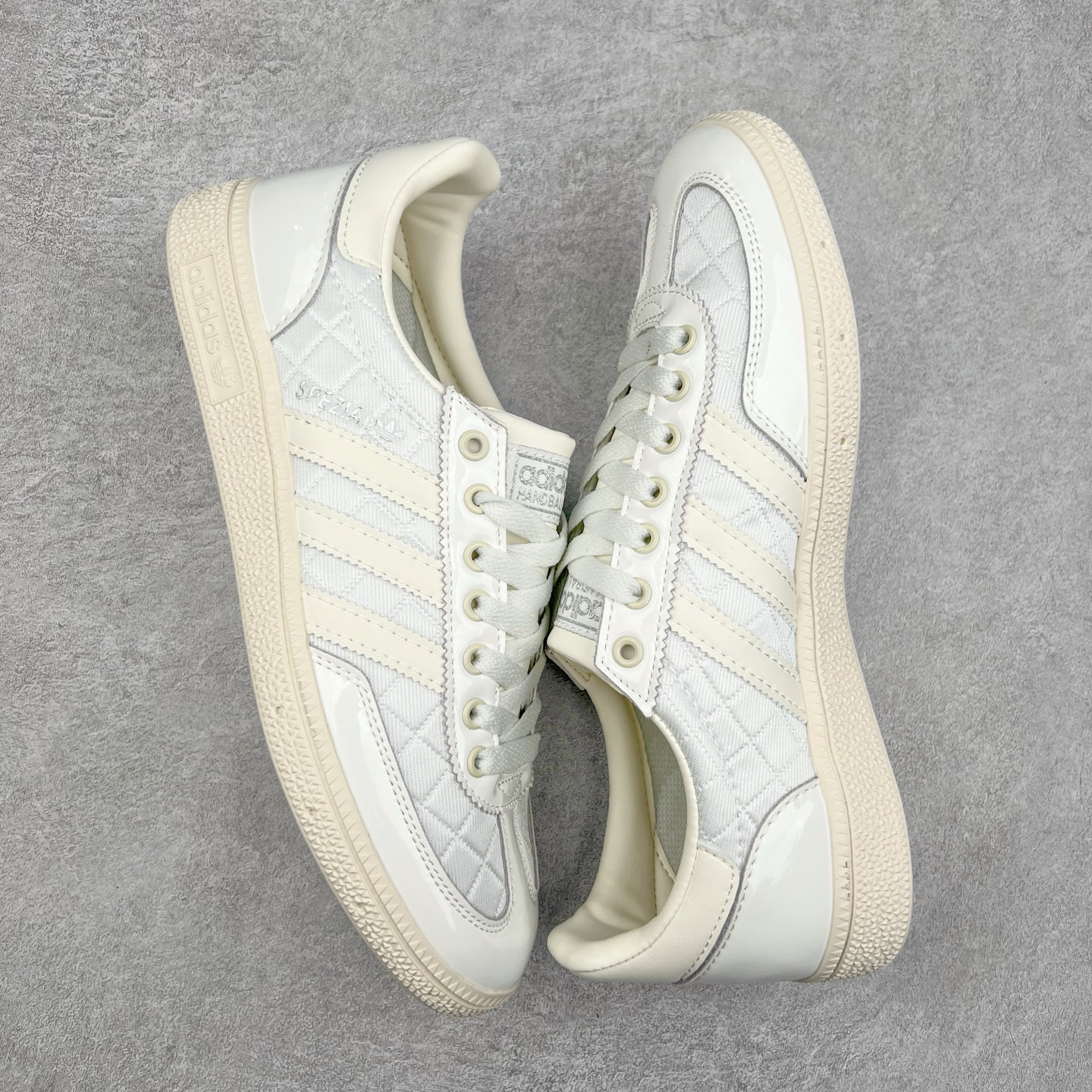 图片[3]-AD Originals Handball SPZL 手球运动员系列百搭休闲运动板鞋 KJ0854 这款来自阿迪达斯的这款HANDBALL SPZL前身是一双手球运动鞋，这一次拿来复刻，所以鞋面的主要色彩选用了黑色， 鞋面外侧除了Spezial字母之外还有三叶草标志。Handball SPZL作为复古手球训练鞋与作为室内足球鞋的Samba有着异曲同工之处，但是质感更为出众的鞋身以及丰富的配色选择比起Samba来讲可以说是更胜一筹了！尺码：36 36⅔ 37⅓ 38 38⅔ 39⅓ 40 40⅔ 41⅓ 42 42⅔ 43⅓ 44 45-选品中心