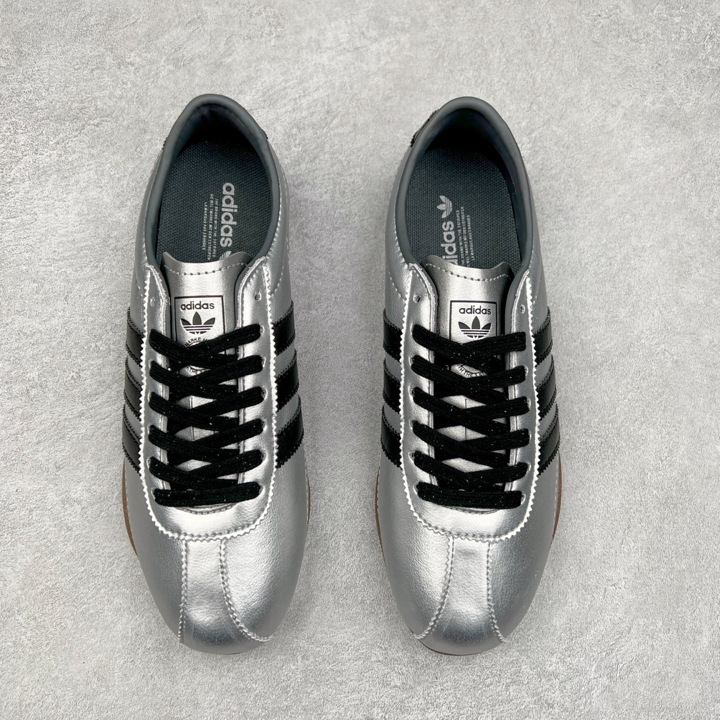 图片[2]-AD Originals Tokyo 东京限定系列复古百搭薄底德训风低帮休闲运动T头鞋 JQ3024 ORIGINALS 挖掘复古运动基因，文 将经典与现代完美融合，推出薄底鞋系列，引起潮流趋势。此次COSTS带来的是ADIDAS ORIGINALS TOKYO系列黑白两款百搭配色，鞋款鞋面舒适贴合脚面， 同时采用柔软材质，穿着轻便舒适；中底缓震性能，鞋底有一定弹性，日常穿搭舒适且防滑。尺码：35⅔ 36 36⅔ 37⅓ 38 38⅔ 39⅓ 40 40⅔ 41⅓ 42 42⅔ 43⅓ 44 45-选品中心