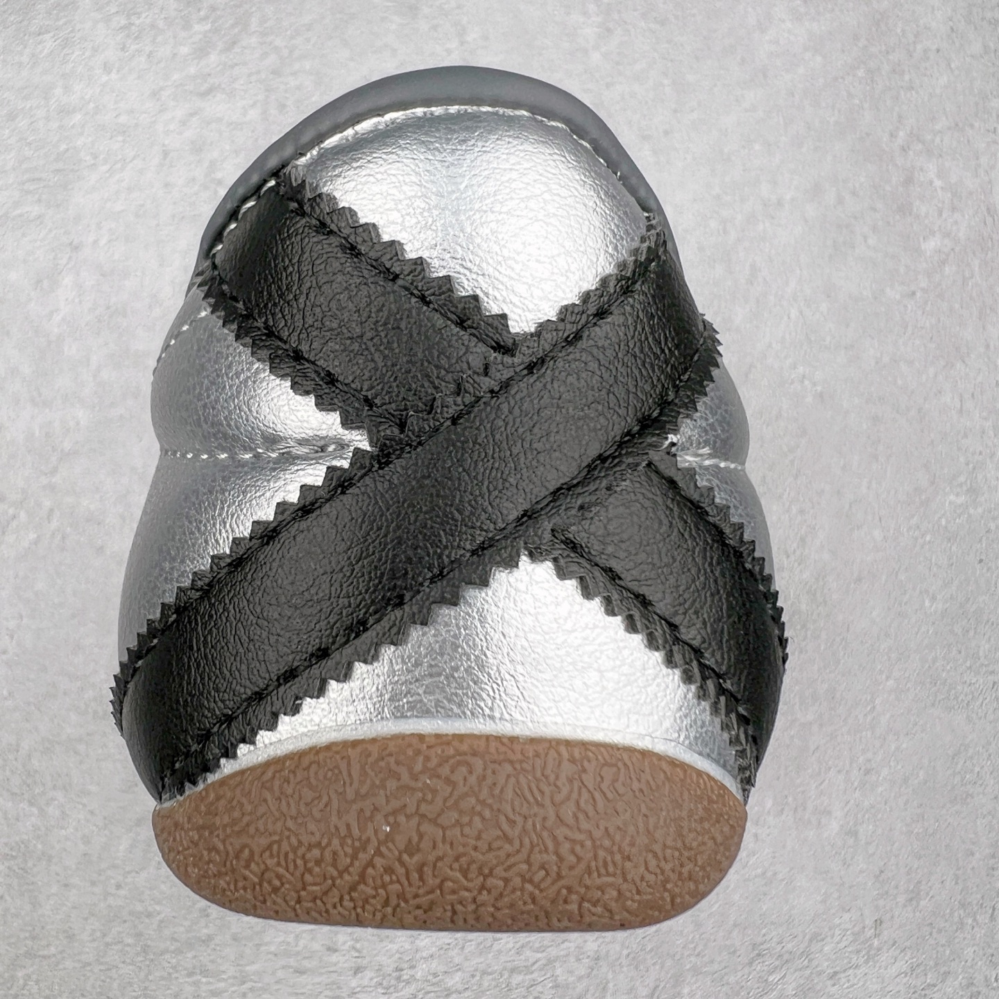 图片[8]-AD Originals Tokyo 东京限定系列复古百搭薄底德训风低帮休闲运动T头鞋 JQ3024 ORIGINALS 挖掘复古运动基因，文 将经典与现代完美融合，推出薄底鞋系列，引起潮流趋势。此次COSTS带来的是ADIDAS ORIGINALS TOKYO系列黑白两款百搭配色，鞋款鞋面舒适贴合脚面， 同时采用柔软材质，穿着轻便舒适；中底缓震性能，鞋底有一定弹性，日常穿搭舒适且防滑。尺码：35⅔ 36 36⅔ 37⅓ 38 38⅔ 39⅓ 40 40⅔ 41⅓ 42 42⅔ 43⅓ 44 45-选品中心