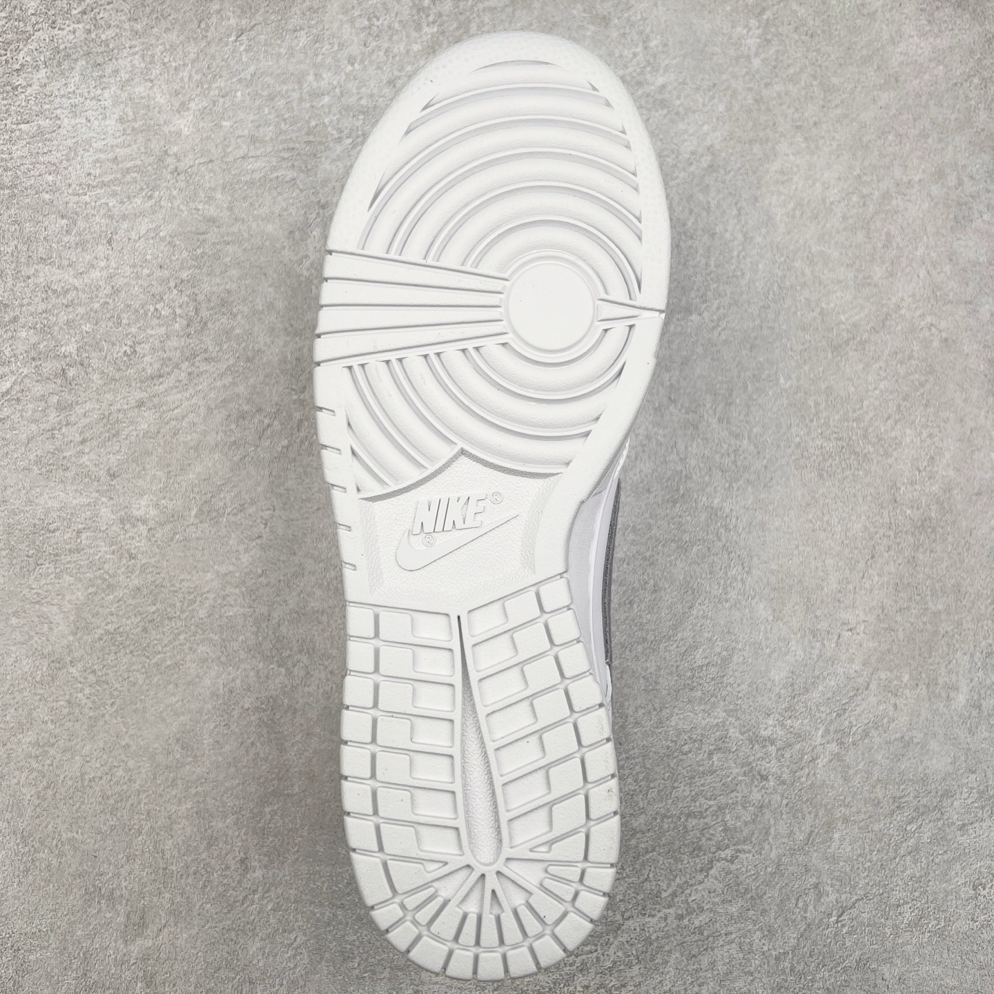 图片[9]-NK Dunk Low 白灰 IH0632-141 全新支线性价比拉满 迎合行情定价 正确头层皮料 细节均购入原鞋校对开发 全套原纸板楦头加持 细节品控鞋型稳定 独家私模官方最新原厂磨具打造大底 鞋头坡度极致还原 原盒原配 玻璃冲刀 超高清洁度 全鞋零毛边皮料切割 正确中底布背胶中底布拉帮走线 尺码：36 36.5 37.5 38 38.5 39 40 40.5 41 42 42.5 43 44 44.5 45 46-选品中心