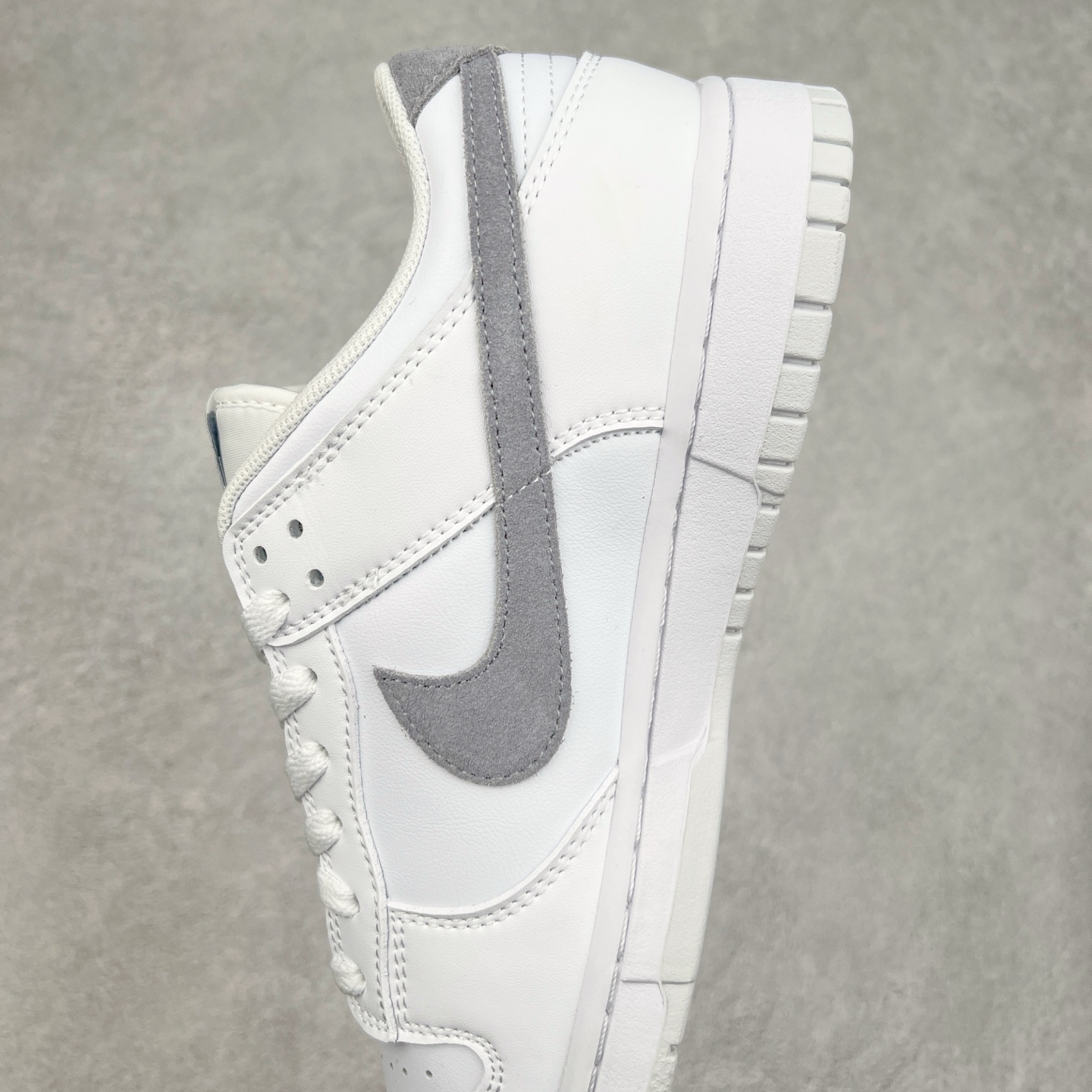 图片[7]-NK Dunk Low 白灰 IH0632-141 全新支线性价比拉满 迎合行情定价 正确头层皮料 细节均购入原鞋校对开发 全套原纸板楦头加持 细节品控鞋型稳定 独家私模官方最新原厂磨具打造大底 鞋头坡度极致还原 原盒原配 玻璃冲刀 超高清洁度 全鞋零毛边皮料切割 正确中底布背胶中底布拉帮走线 尺码：36 36.5 37.5 38 38.5 39 40 40.5 41 42 42.5 43 44 44.5 45 46-选品中心