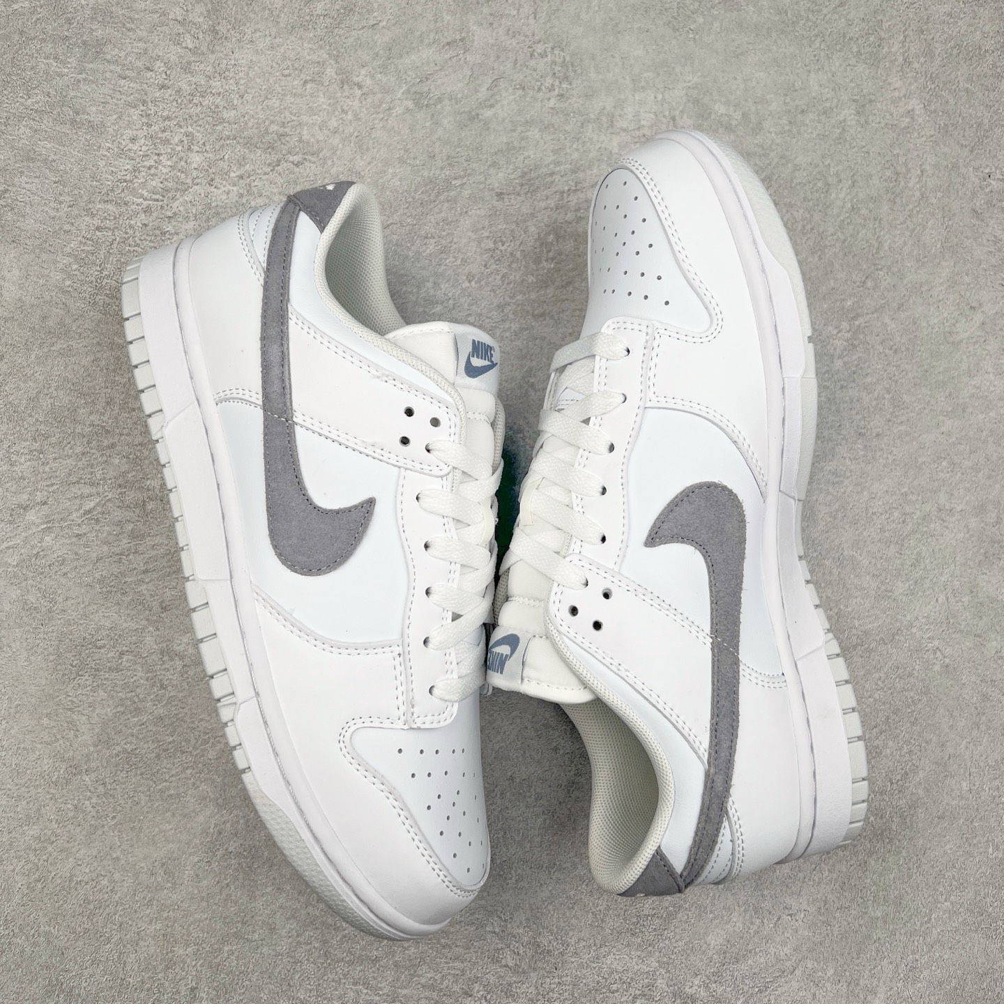 图片[3]-NK Dunk Low 白灰 IH0632-141 全新支线性价比拉满 迎合行情定价 正确头层皮料 细节均购入原鞋校对开发 全套原纸板楦头加持 细节品控鞋型稳定 独家私模官方最新原厂磨具打造大底 鞋头坡度极致还原 原盒原配 玻璃冲刀 超高清洁度 全鞋零毛边皮料切割 正确中底布背胶中底布拉帮走线 尺码：36 36.5 37.5 38 38.5 39 40 40.5 41 42 42.5 43 44 44.5 45 46-选品中心