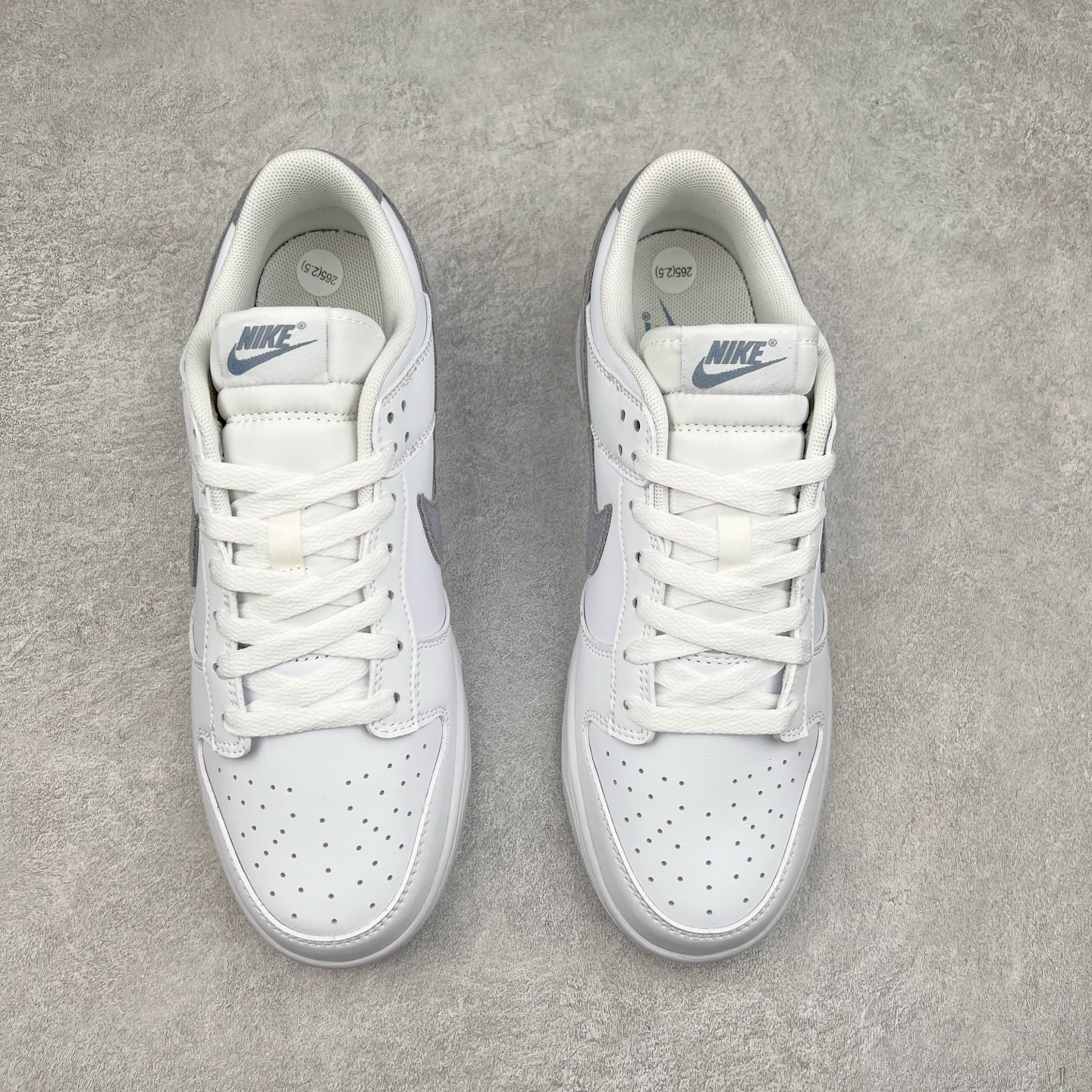 图片[2]-NK Dunk Low 白灰 IH0632-141 全新支线性价比拉满 迎合行情定价 正确头层皮料 细节均购入原鞋校对开发 全套原纸板楦头加持 细节品控鞋型稳定 独家私模官方最新原厂磨具打造大底 鞋头坡度极致还原 原盒原配 玻璃冲刀 超高清洁度 全鞋零毛边皮料切割 正确中底布背胶中底布拉帮走线 尺码：36 36.5 37.5 38 38.5 39 40 40.5 41 42 42.5 43 44 44.5 45 46-选品中心