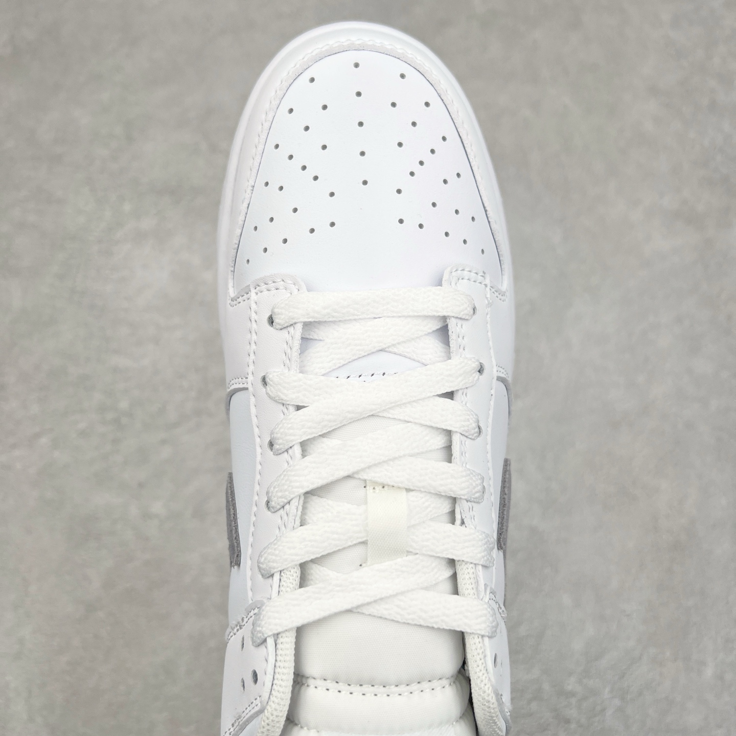 图片[4]-NK Dunk Low 白灰 IH0632-141 全新支线性价比拉满 迎合行情定价 正确头层皮料 细节均购入原鞋校对开发 全套原纸板楦头加持 细节品控鞋型稳定 独家私模官方最新原厂磨具打造大底 鞋头坡度极致还原 原盒原配 玻璃冲刀 超高清洁度 全鞋零毛边皮料切割 正确中底布背胶中底布拉帮走线 尺码：36 36.5 37.5 38 38.5 39 40 40.5 41 42 42.5 43 44 44.5 45 46-选品中心