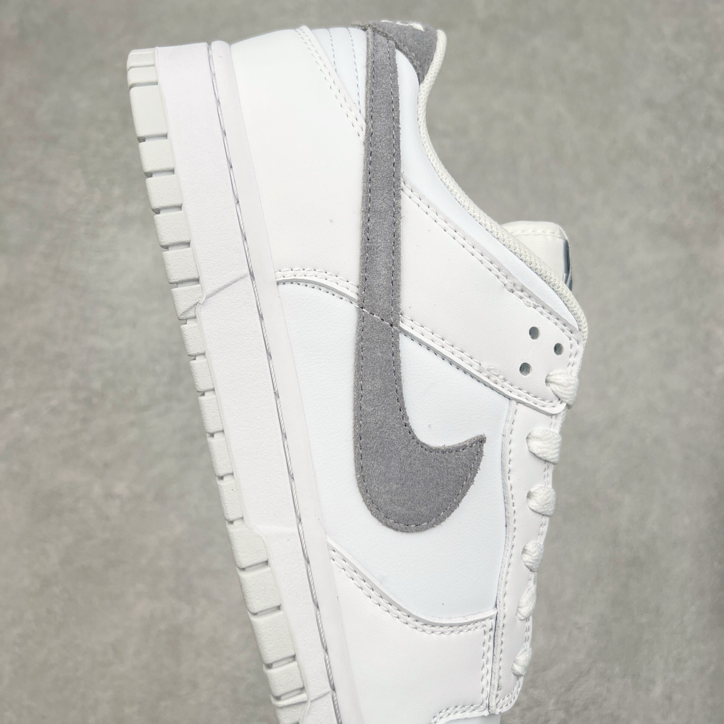 图片[6]-NK Dunk Low 白灰 IH0632-141 全新支线性价比拉满 迎合行情定价 正确头层皮料 细节均购入原鞋校对开发 全套原纸板楦头加持 细节品控鞋型稳定 独家私模官方最新原厂磨具打造大底 鞋头坡度极致还原 原盒原配 玻璃冲刀 超高清洁度 全鞋零毛边皮料切割 正确中底布背胶中底布拉帮走线 尺码：36 36.5 37.5 38 38.5 39 40 40.5 41 42 42.5 43 44 44.5 45 46-选品中心