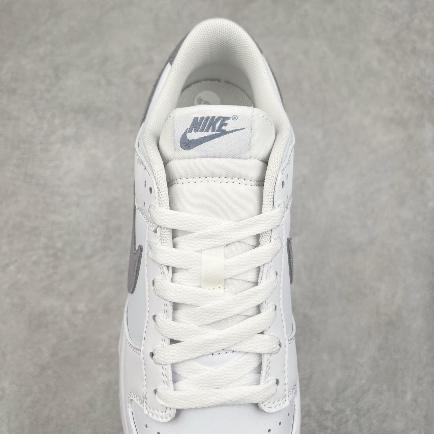 图片[5]-NK Dunk Low 白灰 IH0632-141 全新支线性价比拉满 迎合行情定价 正确头层皮料 细节均购入原鞋校对开发 全套原纸板楦头加持 细节品控鞋型稳定 独家私模官方最新原厂磨具打造大底 鞋头坡度极致还原 原盒原配 玻璃冲刀 超高清洁度 全鞋零毛边皮料切割 正确中底布背胶中底布拉帮走线 尺码：36 36.5 37.5 38 38.5 39 40 40.5 41 42 42.5 43 44 44.5 45 46-选品中心