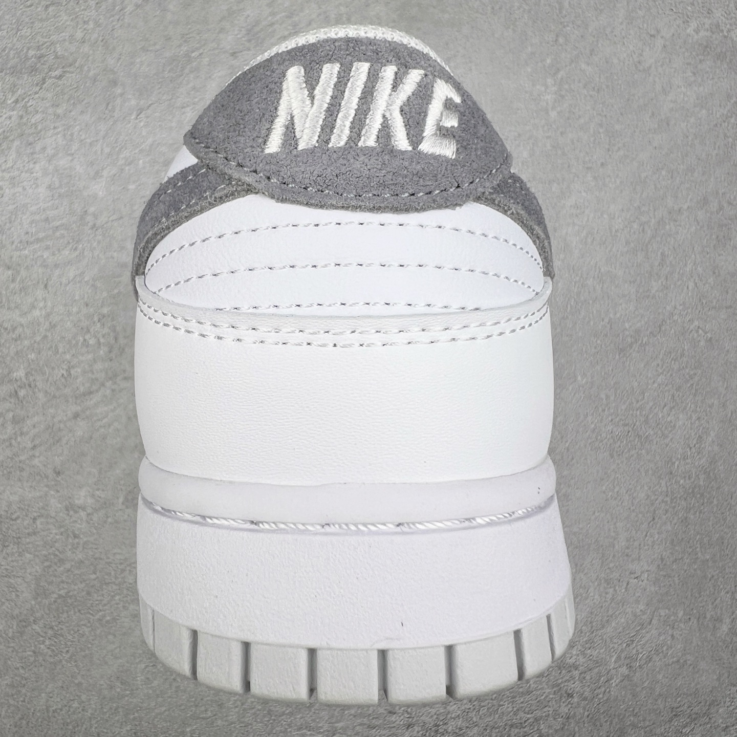 图片[8]-NK Dunk Low 白灰 IH0632-141 全新支线性价比拉满 迎合行情定价 正确头层皮料 细节均购入原鞋校对开发 全套原纸板楦头加持 细节品控鞋型稳定 独家私模官方最新原厂磨具打造大底 鞋头坡度极致还原 原盒原配 玻璃冲刀 超高清洁度 全鞋零毛边皮料切割 正确中底布背胶中底布拉帮走线 尺码：36 36.5 37.5 38 38.5 39 40 40.5 41 42 42.5 43 44 44.5 45 46-选品中心