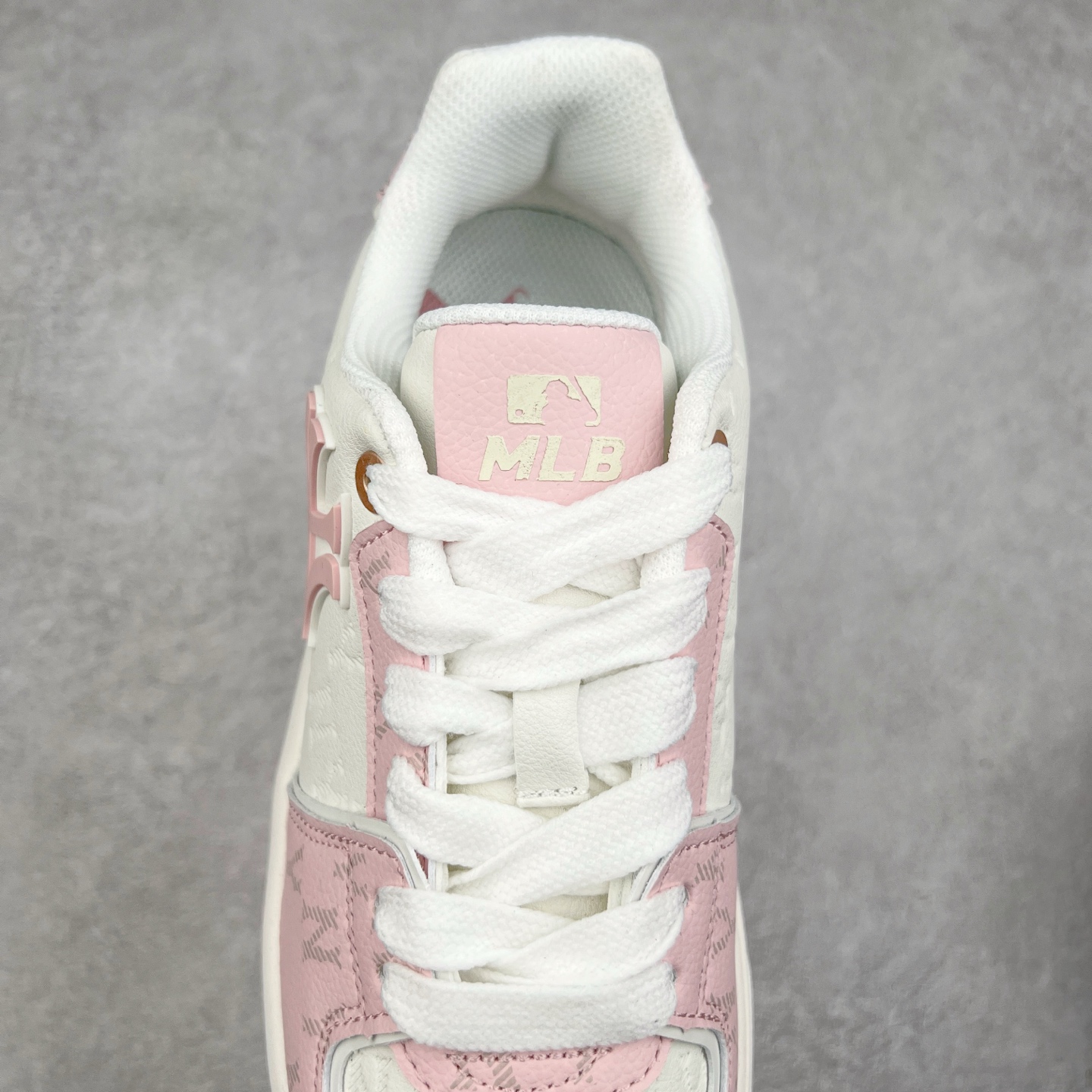 图片[5]-MLB Chunky Liner Basic 复古印花学长鞋系列低帮轻量增高厚底百搭休闲运动慢跑鞋板鞋 Korea韩国联名NY美国榄球纽约洋基队限定 韩国代购专供 全套原楦原纸板原厂数据开发 正确中底拉帮中底网布细节 平台代购专供 左脚内置芯片 韩国代购吊牌标贴 独家一比一RB+MD组合大底 高频后跟小人Logo精准对位立体饱满 正确网布加超迁鞋面 转印中底走线紧密 转印Logo工艺表层防刮不掉色 尺码：35 36 36.5 37.5 38 38.5 39 40 40.5 41 42 42.5 43 44 45-选品中心