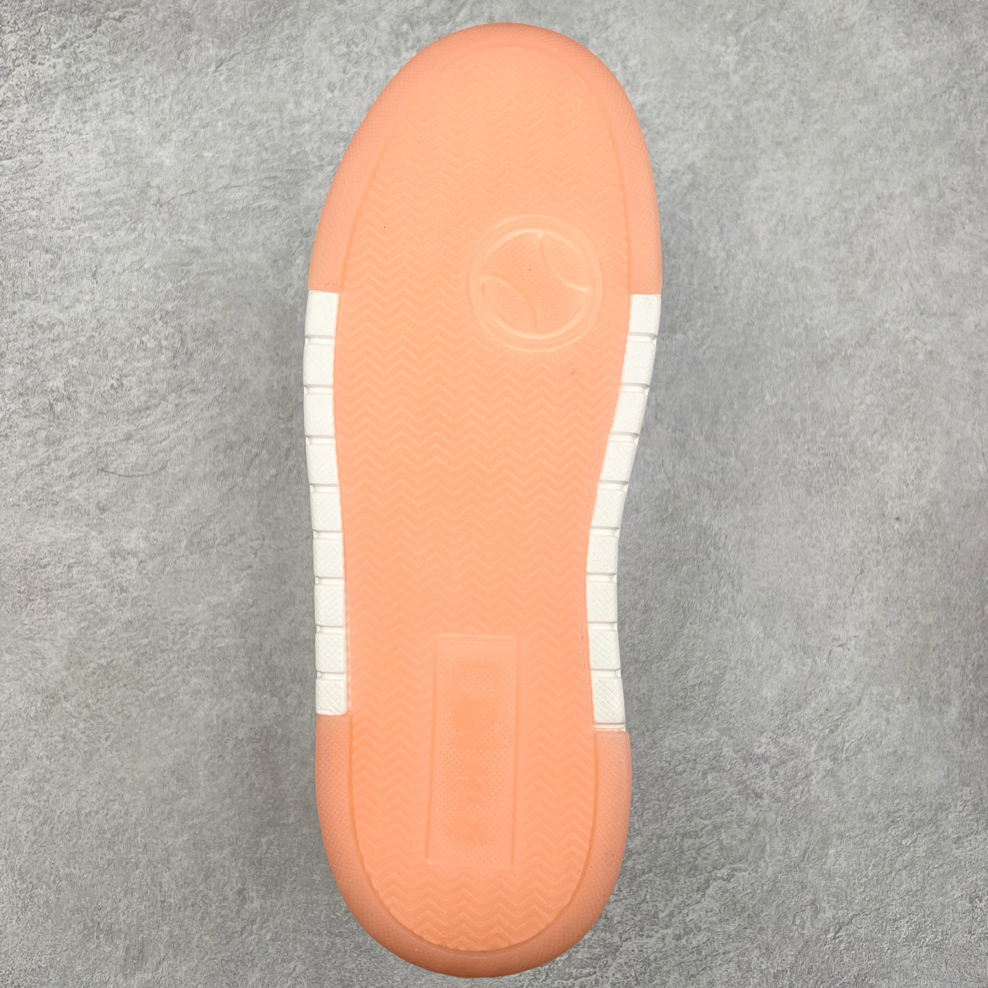 图片[9]-MLB Chunky Liner Basic 复古印花学长鞋系列低帮轻量增高厚底百搭休闲运动慢跑鞋板鞋 Korea韩国联名NY美国榄球纽约洋基队限定 韩国代购专供 全套原楦原纸板原厂数据开发 正确中底拉帮中底网布细节 平台代购专供 左脚内置芯片 韩国代购吊牌标贴 独家一比一RB+MD组合大底 高频后跟小人Logo精准对位立体饱满 正确网布加超迁鞋面 转印中底走线紧密 转印Logo工艺表层防刮不掉色 尺码：35 36 36.5 37.5 38 38.5 39 40 40.5 41 42 42.5 43 44 45-选品中心