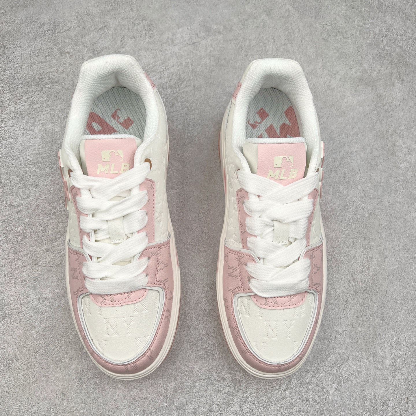 图片[2]-MLB Chunky Liner Basic 复古印花学长鞋系列低帮轻量增高厚底百搭休闲运动慢跑鞋板鞋 Korea韩国联名NY美国榄球纽约洋基队限定 韩国代购专供 全套原楦原纸板原厂数据开发 正确中底拉帮中底网布细节 平台代购专供 左脚内置芯片 韩国代购吊牌标贴 独家一比一RB+MD组合大底 高频后跟小人Logo精准对位立体饱满 正确网布加超迁鞋面 转印中底走线紧密 转印Logo工艺表层防刮不掉色 尺码：35 36 36.5 37.5 38 38.5 39 40 40.5 41 42 42.5 43 44 45-选品中心