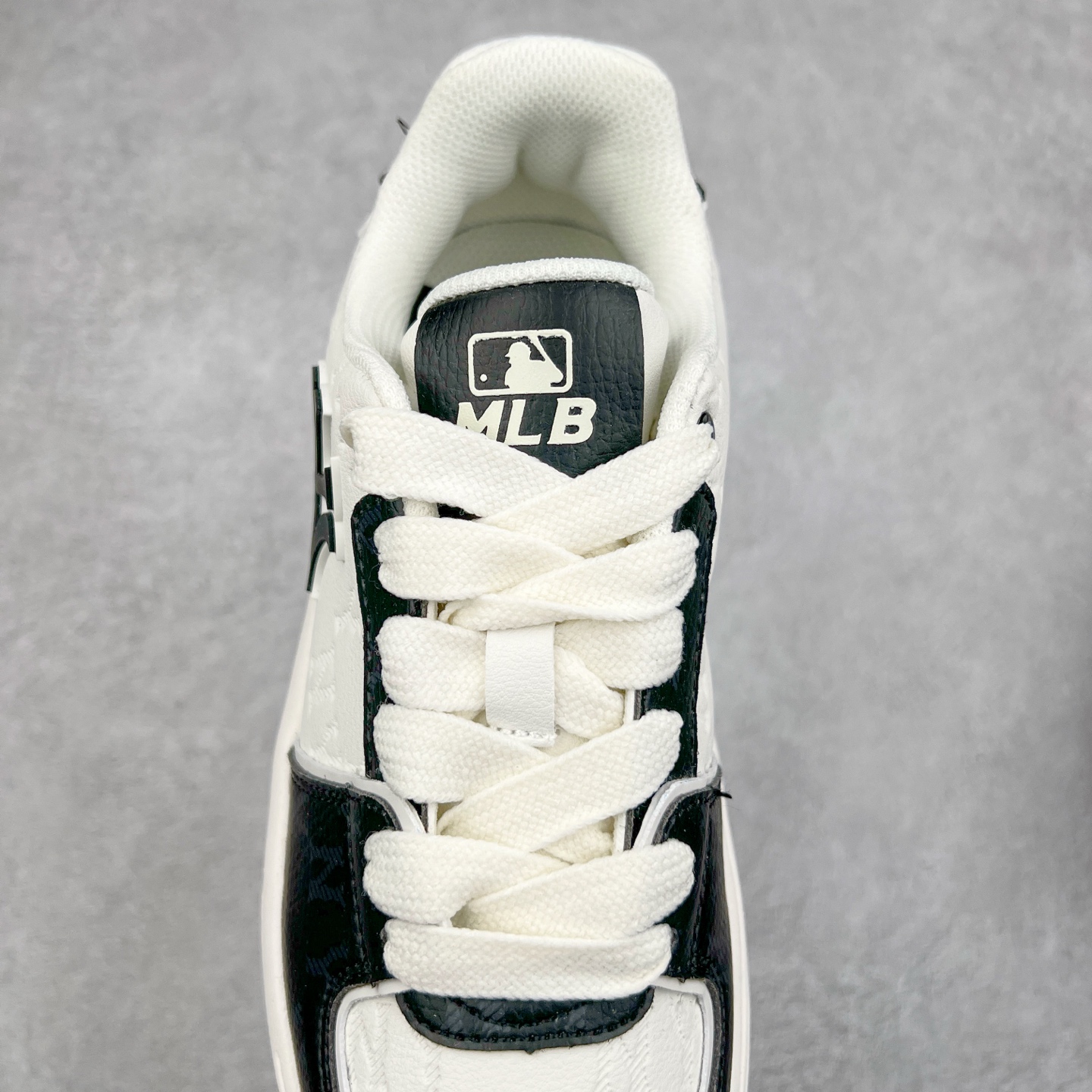 图片[5]-MLB Chunky Liner Basic 复古印花学长鞋系列低帮轻量增高厚底百搭休闲运动慢跑鞋板鞋 Korea韩国联名NY美国榄球纽约洋基队限定 韩国代购专供 全套原楦原纸板原厂数据开发 正确中底拉帮中底网布细节 平台代购专供 左脚内置芯片 韩国代购吊牌标贴 独家一比一RB+MD组合大底 高频后跟小人Logo精准对位立体饱满 正确网布加超迁鞋面 转印中底走线紧密 转印Logo工艺表层防刮不掉色 尺码：35 36 36.5 37.5 38 38.5 39 40 40.5 41 42 42.5 43 44 45-选品中心
