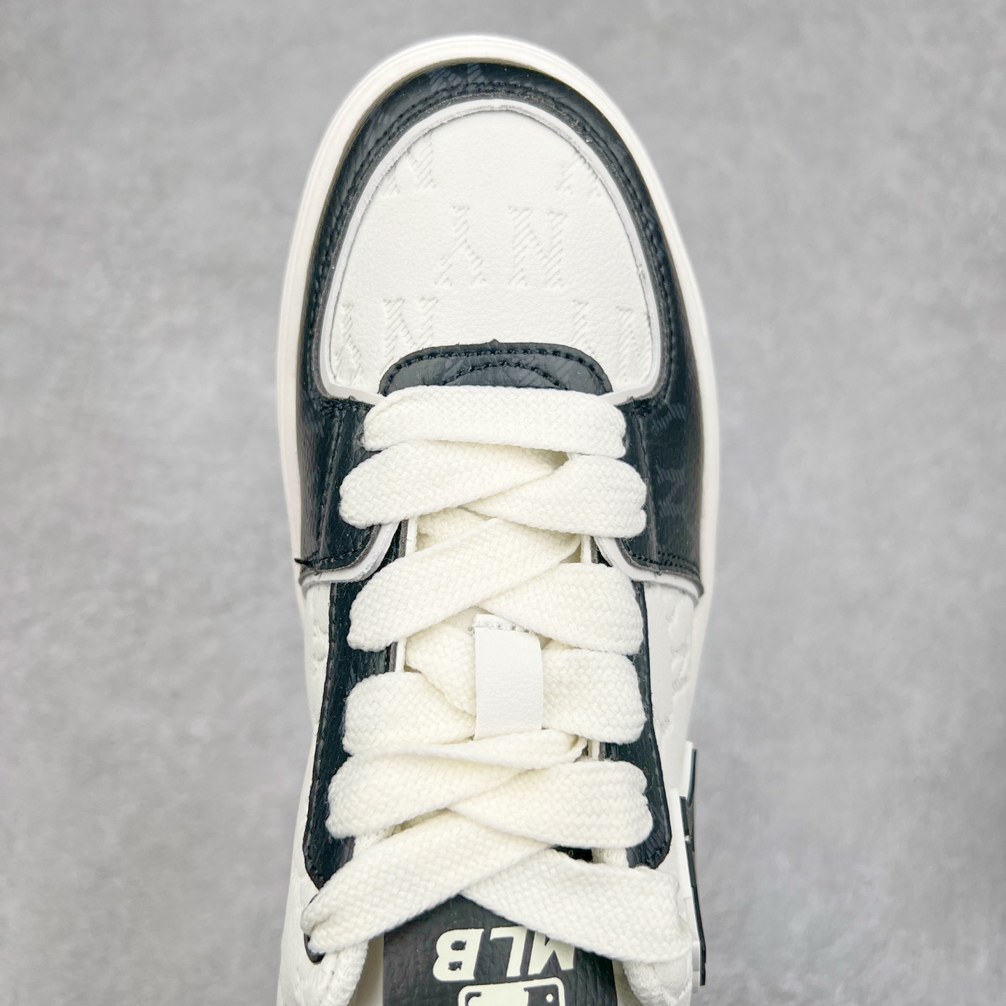 图片[4]-MLB Chunky Liner Basic 复古印花学长鞋系列低帮轻量增高厚底百搭休闲运动慢跑鞋板鞋 Korea韩国联名NY美国榄球纽约洋基队限定 韩国代购专供 全套原楦原纸板原厂数据开发 正确中底拉帮中底网布细节 平台代购专供 左脚内置芯片 韩国代购吊牌标贴 独家一比一RB+MD组合大底 高频后跟小人Logo精准对位立体饱满 正确网布加超迁鞋面 转印中底走线紧密 转印Logo工艺表层防刮不掉色 尺码：35 36 36.5 37.5 38 38.5 39 40 40.5 41 42 42.5 43 44 45-选品中心