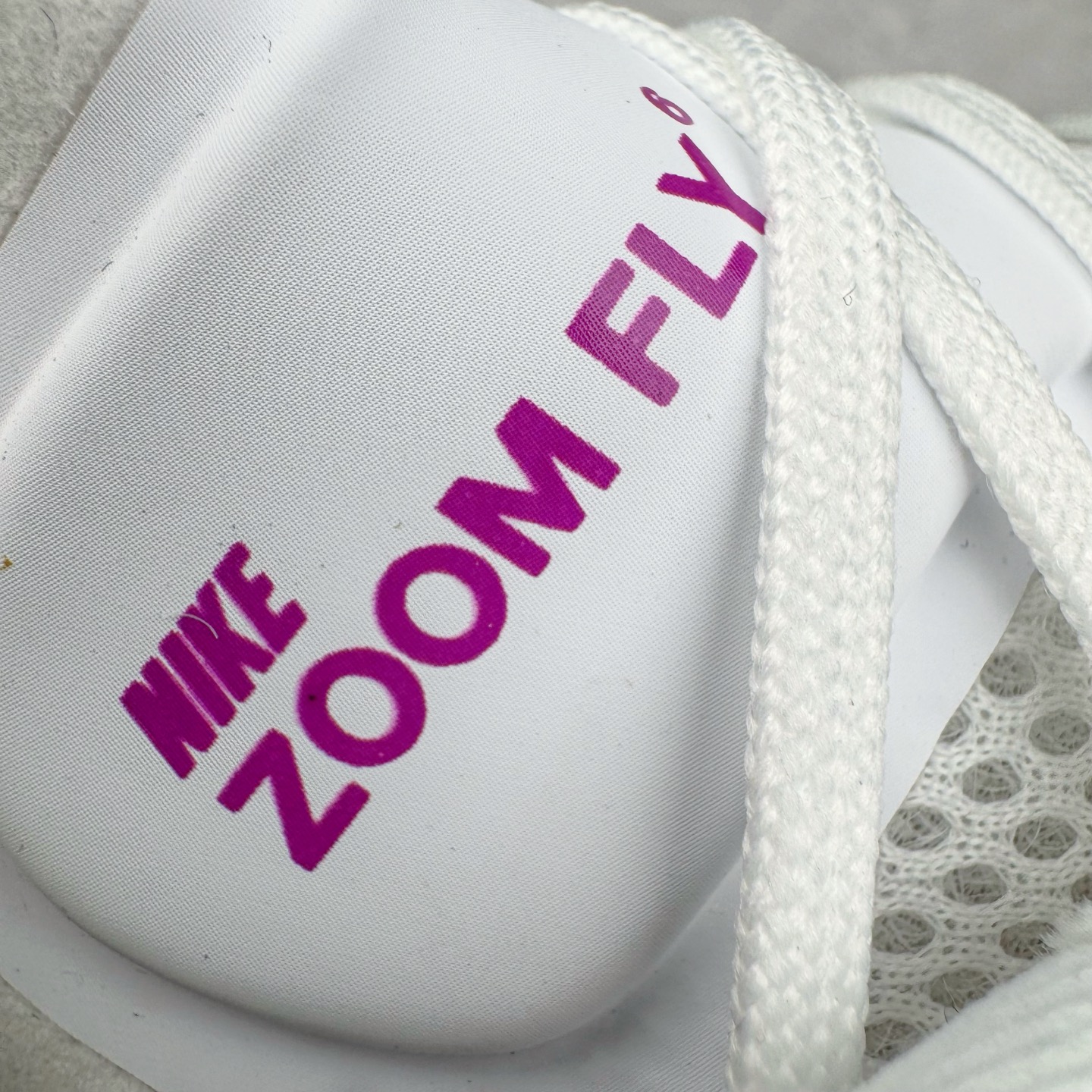 图片[10]-＃TG纯原 NK ZoomX Invincible Run Flyknit 6 轻量跑鞋 飞织低帮休闲运动慢跑鞋 厚底增高 老爹鞋 此鞋专为短跑运动员而生 是为 5 至 10 公里距离的赛事和训练打造 整体设计采用流线型的轻质工程网眼材质构成鞋面 并与其他 Running 旗舰鞋款同样搭载全脚掌 ZoomX 缓冲中底 搭配 Pebax 物料与橡胶外底 ZoomX StreakFly 首发配色以Prototype呈现 其灵感是来自开发期间的磨损测试 透过编号的标记与内侧的预期跑步距离突出研发过程 货号： FN8454-101 尺码：36 36.5 37.5 38 38.5 39 40 40.5 41 42 42.5 43 44 45-选品中心