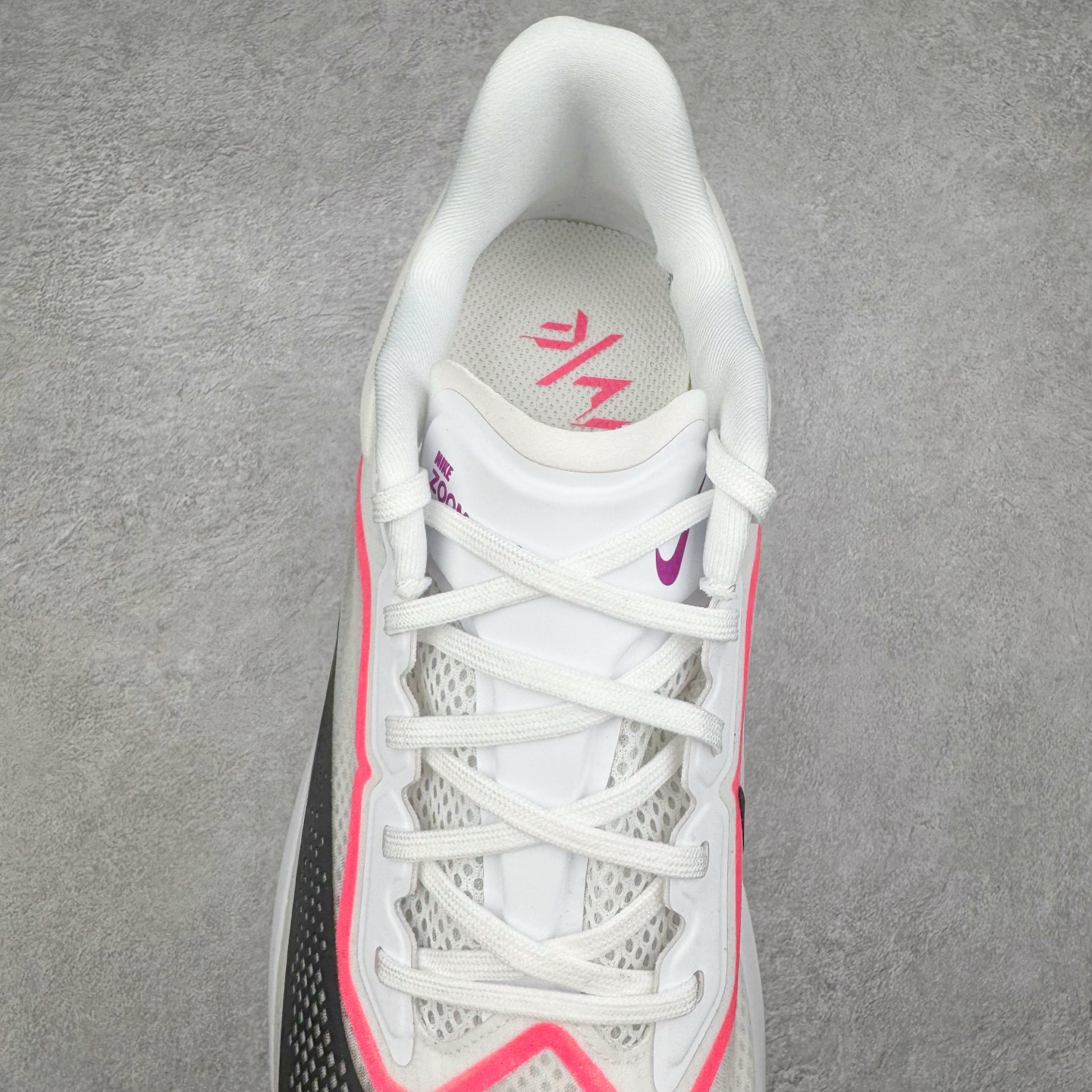 图片[5]-＃TG纯原 NK ZoomX Invincible Run Flyknit 6 轻量跑鞋 飞织低帮休闲运动慢跑鞋 厚底增高 老爹鞋 此鞋专为短跑运动员而生 是为 5 至 10 公里距离的赛事和训练打造 整体设计采用流线型的轻质工程网眼材质构成鞋面 并与其他 Running 旗舰鞋款同样搭载全脚掌 ZoomX 缓冲中底 搭配 Pebax 物料与橡胶外底 ZoomX StreakFly 首发配色以Prototype呈现 其灵感是来自开发期间的磨损测试 透过编号的标记与内侧的预期跑步距离突出研发过程 货号： FN8454-101 尺码：36 36.5 37.5 38 38.5 39 40 40.5 41 42 42.5 43 44 45-选品中心