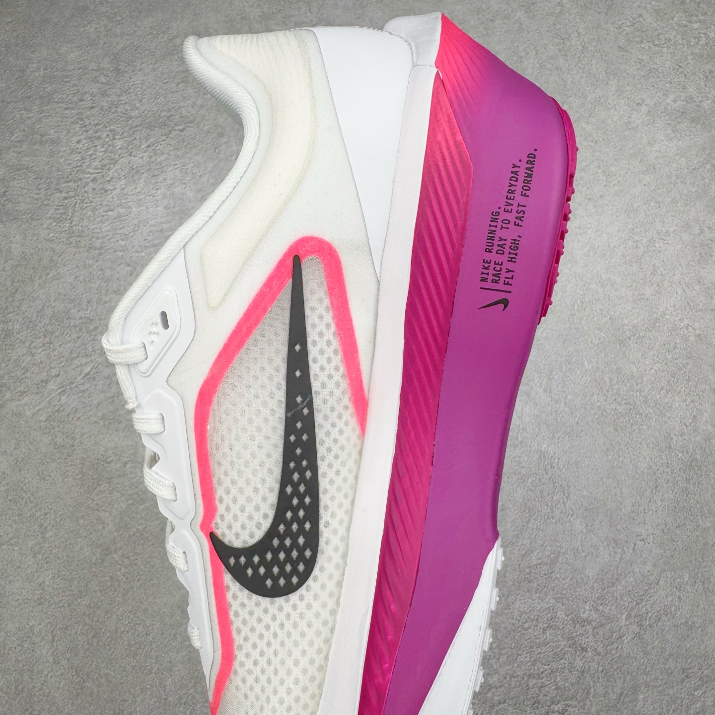 图片[7]-＃TG纯原 NK ZoomX Invincible Run Flyknit 6 轻量跑鞋 飞织低帮休闲运动慢跑鞋 厚底增高 老爹鞋 此鞋专为短跑运动员而生 是为 5 至 10 公里距离的赛事和训练打造 整体设计采用流线型的轻质工程网眼材质构成鞋面 并与其他 Running 旗舰鞋款同样搭载全脚掌 ZoomX 缓冲中底 搭配 Pebax 物料与橡胶外底 ZoomX StreakFly 首发配色以Prototype呈现 其灵感是来自开发期间的磨损测试 透过编号的标记与内侧的预期跑步距离突出研发过程 货号： FN8454-101 尺码：36 36.5 37.5 38 38.5 39 40 40.5 41 42 42.5 43 44 45-选品中心