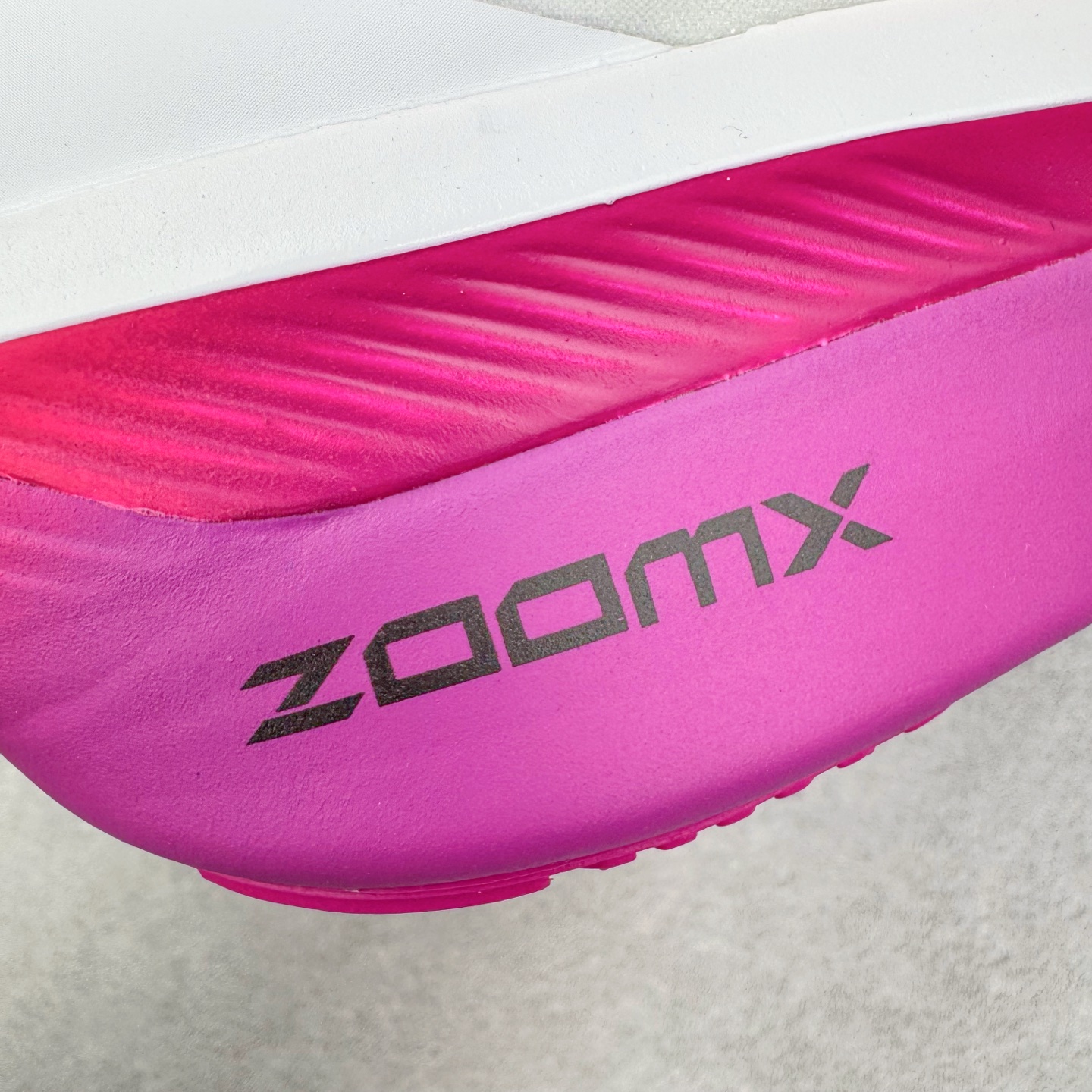 图片[14]-＃TG纯原 NK ZoomX Invincible Run Flyknit 6 轻量跑鞋 飞织低帮休闲运动慢跑鞋 厚底增高 老爹鞋 此鞋专为短跑运动员而生 是为 5 至 10 公里距离的赛事和训练打造 整体设计采用流线型的轻质工程网眼材质构成鞋面 并与其他 Running 旗舰鞋款同样搭载全脚掌 ZoomX 缓冲中底 搭配 Pebax 物料与橡胶外底 ZoomX StreakFly 首发配色以Prototype呈现 其灵感是来自开发期间的磨损测试 透过编号的标记与内侧的预期跑步距离突出研发过程 货号： FN8454-101 尺码：36 36.5 37.5 38 38.5 39 40 40.5 41 42 42.5 43 44 45-选品中心