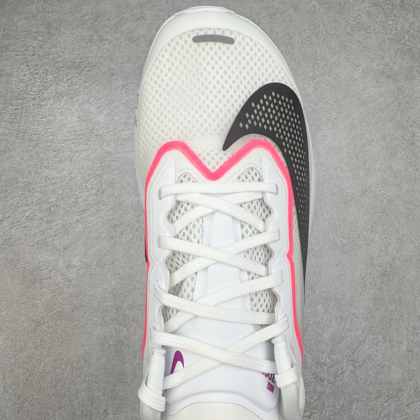 图片[4]-＃TG纯原 NK ZoomX Invincible Run Flyknit 6 轻量跑鞋 飞织低帮休闲运动慢跑鞋 厚底增高 老爹鞋 此鞋专为短跑运动员而生 是为 5 至 10 公里距离的赛事和训练打造 整体设计采用流线型的轻质工程网眼材质构成鞋面 并与其他 Running 旗舰鞋款同样搭载全脚掌 ZoomX 缓冲中底 搭配 Pebax 物料与橡胶外底 ZoomX StreakFly 首发配色以Prototype呈现 其灵感是来自开发期间的磨损测试 透过编号的标记与内侧的预期跑步距离突出研发过程 货号： FN8454-101 尺码：36 36.5 37.5 38 38.5 39 40 40.5 41 42 42.5 43 44 45-选品中心