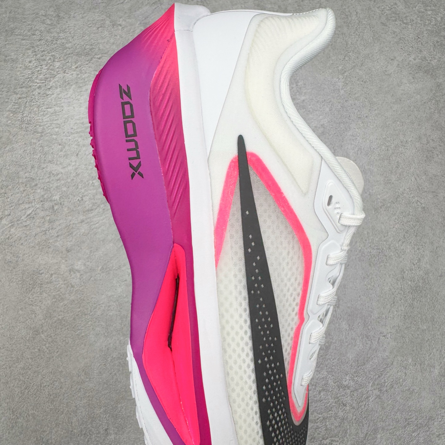 图片[6]-＃TG纯原 NK ZoomX Invincible Run Flyknit 6 轻量跑鞋 飞织低帮休闲运动慢跑鞋 厚底增高 老爹鞋 此鞋专为短跑运动员而生 是为 5 至 10 公里距离的赛事和训练打造 整体设计采用流线型的轻质工程网眼材质构成鞋面 并与其他 Running 旗舰鞋款同样搭载全脚掌 ZoomX 缓冲中底 搭配 Pebax 物料与橡胶外底 ZoomX StreakFly 首发配色以Prototype呈现 其灵感是来自开发期间的磨损测试 透过编号的标记与内侧的预期跑步距离突出研发过程 货号： FN8454-101 尺码：36 36.5 37.5 38 38.5 39 40 40.5 41 42 42.5 43 44 45-选品中心