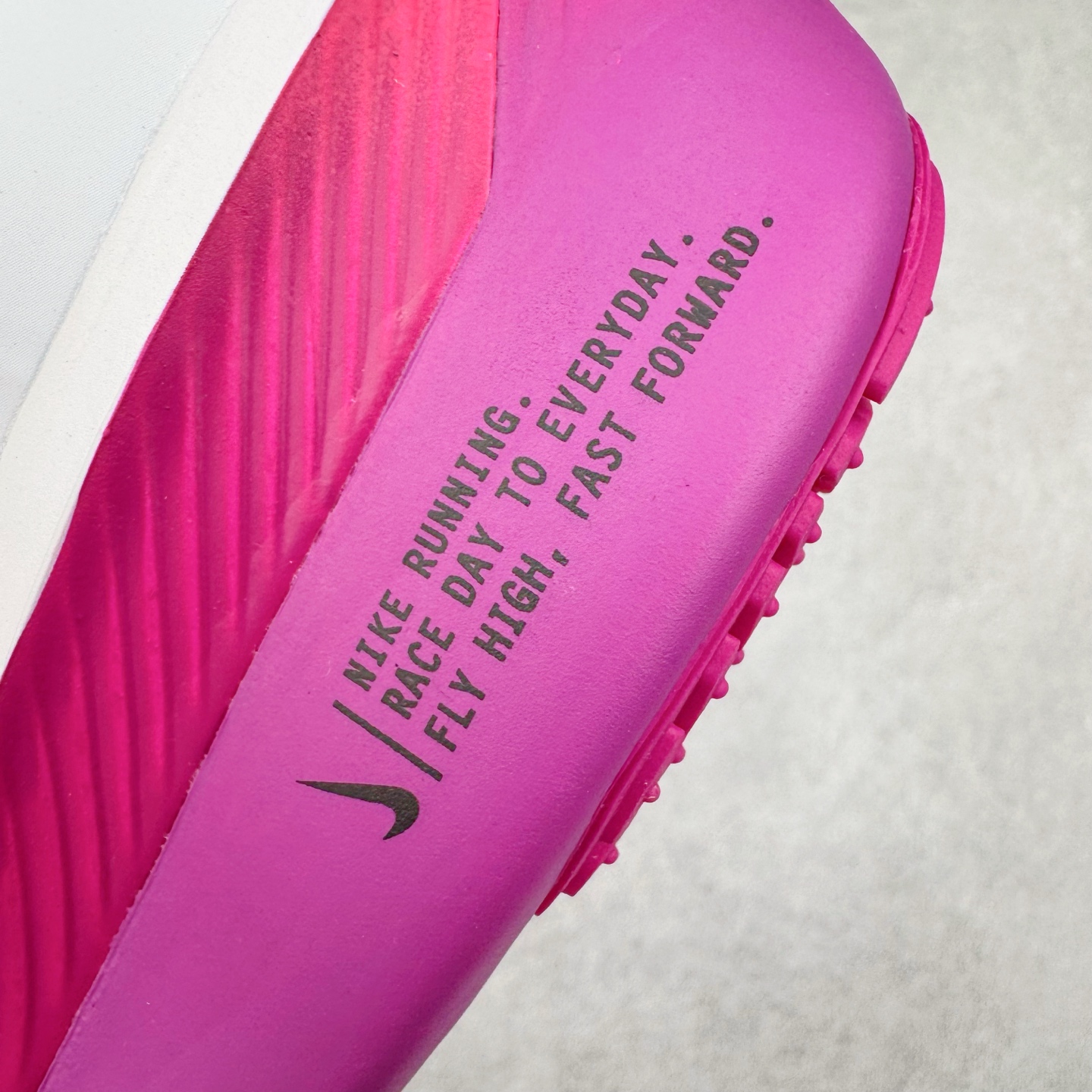 图片[11]-＃TG纯原 NK ZoomX Invincible Run Flyknit 6 轻量跑鞋 飞织低帮休闲运动慢跑鞋 厚底增高 老爹鞋 此鞋专为短跑运动员而生 是为 5 至 10 公里距离的赛事和训练打造 整体设计采用流线型的轻质工程网眼材质构成鞋面 并与其他 Running 旗舰鞋款同样搭载全脚掌 ZoomX 缓冲中底 搭配 Pebax 物料与橡胶外底 ZoomX StreakFly 首发配色以Prototype呈现 其灵感是来自开发期间的磨损测试 透过编号的标记与内侧的预期跑步距离突出研发过程 货号： FN8454-101 尺码：36 36.5 37.5 38 38.5 39 40 40.5 41 42 42.5 43 44 45-选品中心