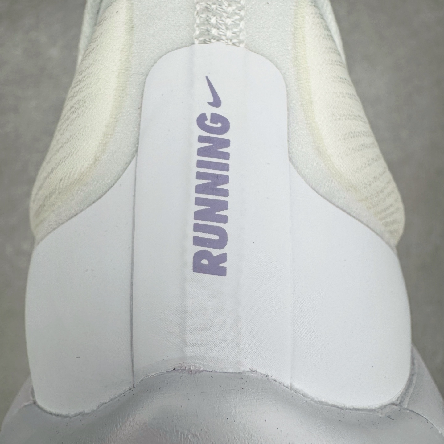 图片[18]-＃TG纯原 NK ZoomX Invincible Run Flyknit 6 轻量跑鞋 飞织低帮休闲运动慢跑鞋 厚底增高 老爹鞋 此鞋专为短跑运动员而生 是为 5 至 10 公里距离的赛事和训练打造 整体设计采用流线型的轻质工程网眼材质构成鞋面 并与其他 Running 旗舰鞋款同样搭载全脚掌 ZoomX 缓冲中底 搭配 Pebax 物料与橡胶外底 ZoomX StreakFly 首发配色以Prototype呈现 其灵感是来自开发期间的磨损测试 透过编号的标记与内侧的预期跑步距离突出研发过程 货号： FN8454-101 尺码：36 36.5 37.5 38 38.5 39 40 40.5 41 42 42.5 43 44 45-选品中心