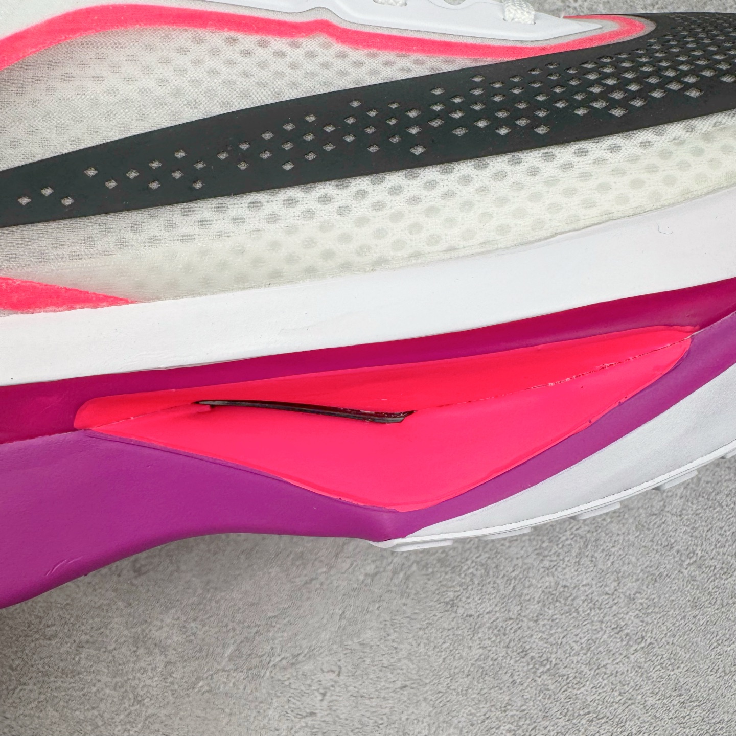 图片[15]-＃TG纯原 NK ZoomX Invincible Run Flyknit 6 轻量跑鞋 飞织低帮休闲运动慢跑鞋 厚底增高 老爹鞋 此鞋专为短跑运动员而生 是为 5 至 10 公里距离的赛事和训练打造 整体设计采用流线型的轻质工程网眼材质构成鞋面 并与其他 Running 旗舰鞋款同样搭载全脚掌 ZoomX 缓冲中底 搭配 Pebax 物料与橡胶外底 ZoomX StreakFly 首发配色以Prototype呈现 其灵感是来自开发期间的磨损测试 透过编号的标记与内侧的预期跑步距离突出研发过程 货号： FN8454-101 尺码：36 36.5 37.5 38 38.5 39 40 40.5 41 42 42.5 43 44 45-选品中心