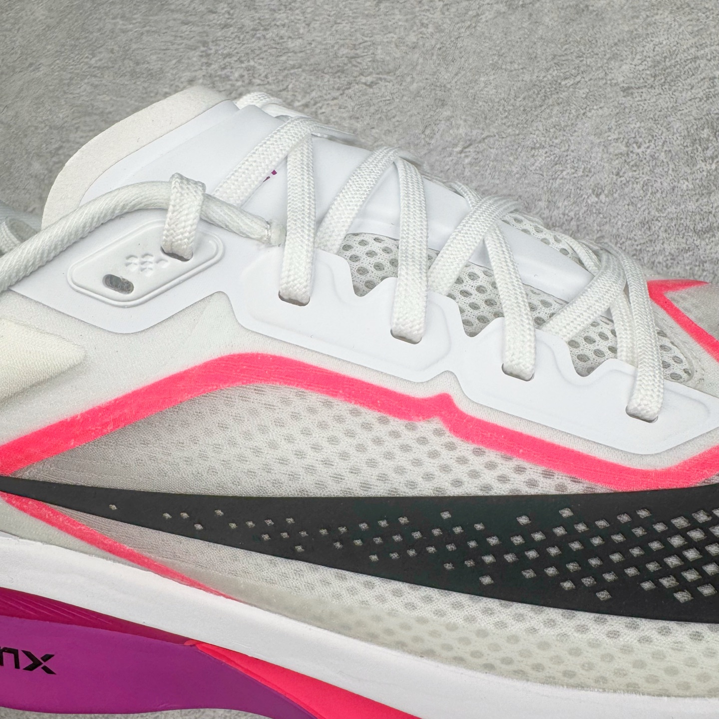 图片[13]-＃TG纯原 NK ZoomX Invincible Run Flyknit 6 轻量跑鞋 飞织低帮休闲运动慢跑鞋 厚底增高 老爹鞋 此鞋专为短跑运动员而生 是为 5 至 10 公里距离的赛事和训练打造 整体设计采用流线型的轻质工程网眼材质构成鞋面 并与其他 Running 旗舰鞋款同样搭载全脚掌 ZoomX 缓冲中底 搭配 Pebax 物料与橡胶外底 ZoomX StreakFly 首发配色以Prototype呈现 其灵感是来自开发期间的磨损测试 透过编号的标记与内侧的预期跑步距离突出研发过程 货号： FN8454-101 尺码：36 36.5 37.5 38 38.5 39 40 40.5 41 42 42.5 43 44 45-选品中心