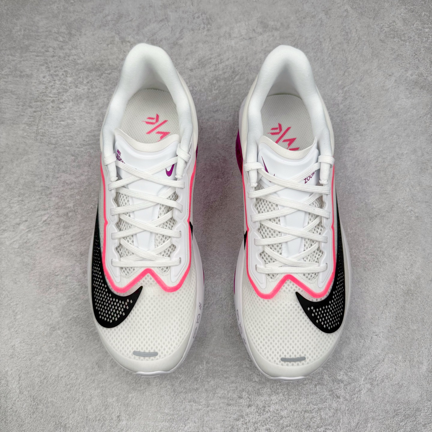 图片[2]-＃TG纯原 NK ZoomX Invincible Run Flyknit 6 轻量跑鞋 飞织低帮休闲运动慢跑鞋 厚底增高 老爹鞋 此鞋专为短跑运动员而生 是为 5 至 10 公里距离的赛事和训练打造 整体设计采用流线型的轻质工程网眼材质构成鞋面 并与其他 Running 旗舰鞋款同样搭载全脚掌 ZoomX 缓冲中底 搭配 Pebax 物料与橡胶外底 ZoomX StreakFly 首发配色以Prototype呈现 其灵感是来自开发期间的磨损测试 透过编号的标记与内侧的预期跑步距离突出研发过程 货号： FN8454-101 尺码：36 36.5 37.5 38 38.5 39 40 40.5 41 42 42.5 43 44 45-选品中心