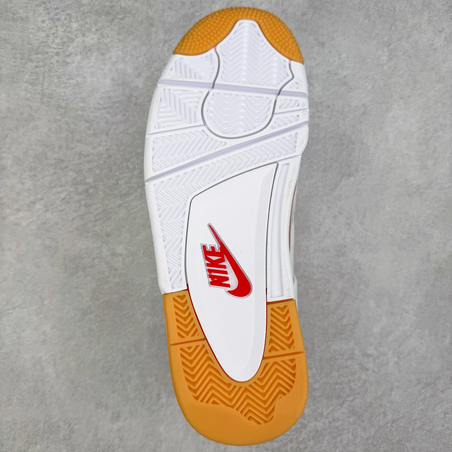 图片[9]-＃K版纯原 NK SB x Air Jordan AJ4 联名白红 DR5415-106 全新升级改良 原鞋原楦原纸板同源开发 完美呈现乔4的版型 内侧正确双色网格 还原细节 原厂皮料 正确气垫颜色 正确网格工艺 正确拉帮工艺 全鞋原装材料制作 原档案原模具打造 支持全方位与正品对比 尺码：36 36.5 37.5 38 38.5 39 40 40.5 41 42 42.5 43 44 44.5 45 46 47.5-选品中心