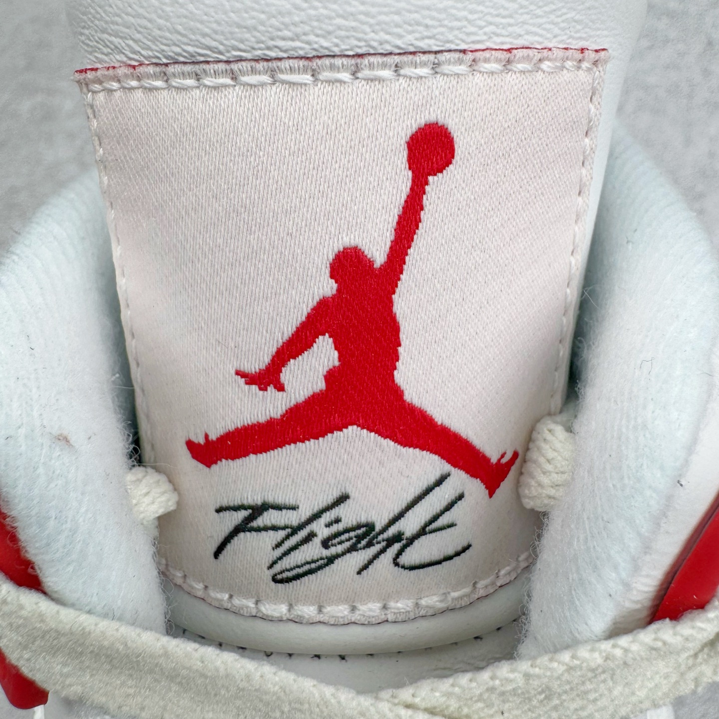 图片[13]-＃K版纯原 NK SB x Air Jordan AJ4 联名白红 DR5415-106 全新升级改良 原鞋原楦原纸板同源开发 完美呈现乔4的版型 内侧正确双色网格 还原细节 原厂皮料 正确气垫颜色 正确网格工艺 正确拉帮工艺 全鞋原装材料制作 原档案原模具打造 支持全方位与正品对比 尺码：36 36.5 37.5 38 38.5 39 40 40.5 41 42 42.5 43 44 44.5 45 46 47.5-选品中心