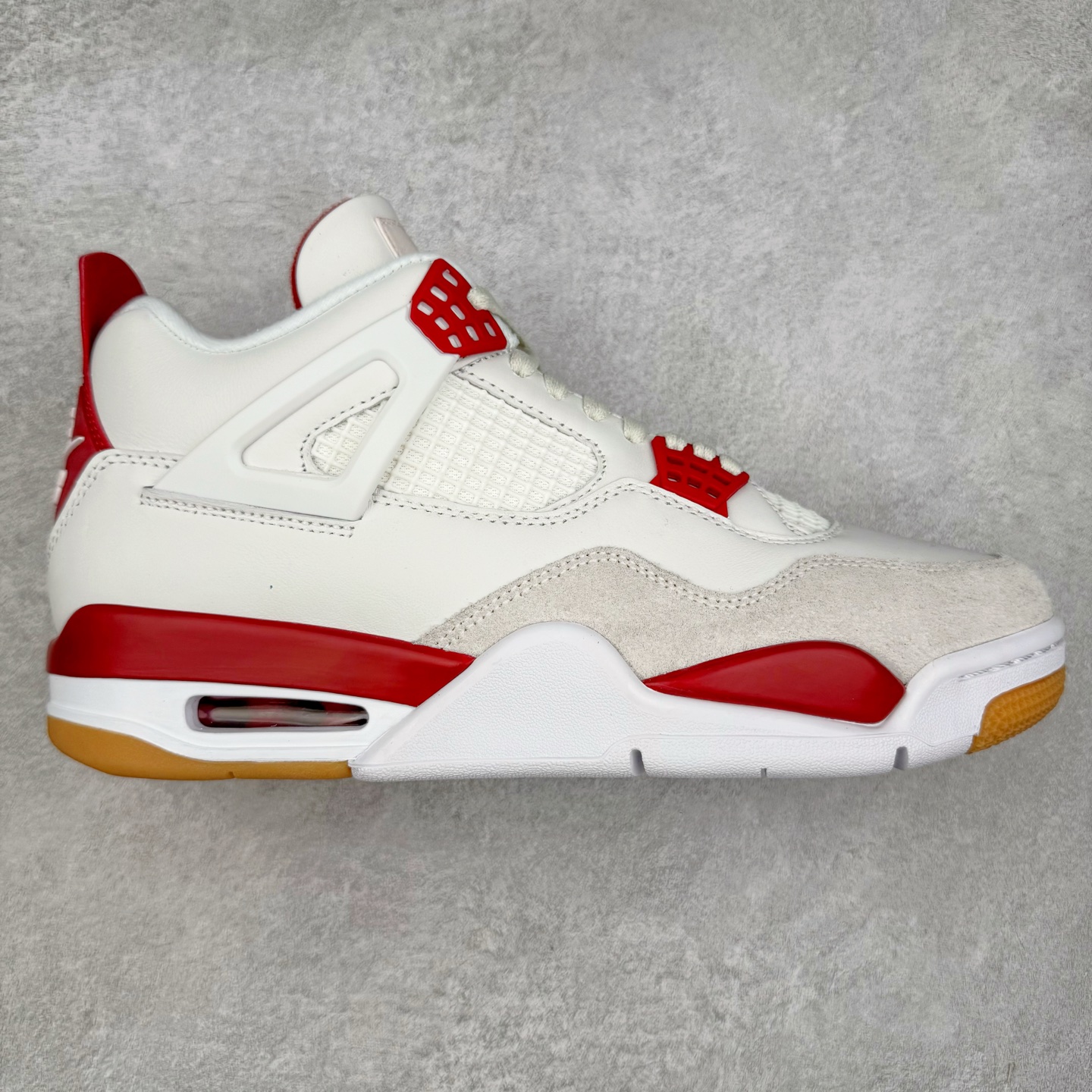 ＃K版纯原 NK SB x Air Jordan AJ4 联名白红 DR5415-106 全新升级改良 原鞋原楦原纸板同源开发 完美呈现乔4的版型 内侧正确双色网格 还原细节 原厂皮料 正确气垫颜色 正确网格工艺 正确拉帮工艺 全鞋原装材料制作 原档案原模具打造 支持全方位与正品对比 尺码：36 36.5 37.5 38 38.5 39 40 40.5 41 42 42.5 43 44 44.5 45 46 47.5-选品中心