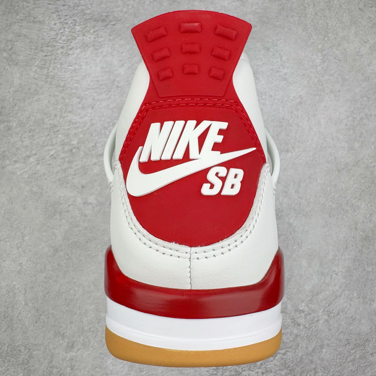 图片[8]-＃OG纯原 NK SB x Air Jordan AJ4 联名白红 DR5415-106 耗时多个月巨作 重金购买原楦原纸板 确保原汁原味 完美呈现四代版型 原厂织唛标 市面唯一采用原装皮料 正确网格工艺 全方位一致匹配官方细节 尺码：36 36.5 37.5 38 38.5 39 40 40.5 41 42 42.5 43 44 44.5 45 46 47.5-选品中心