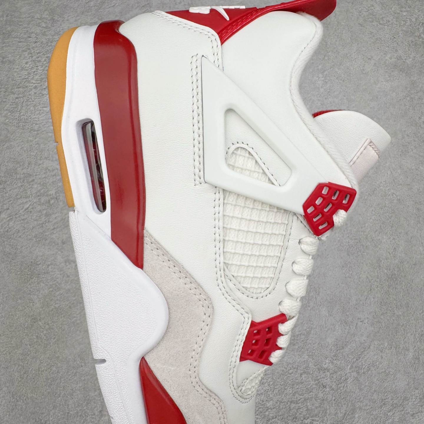 图片[6]-＃OG纯原 NK SB x Air Jordan AJ4 联名白红 DR5415-106 耗时多个月巨作 重金购买原楦原纸板 确保原汁原味 完美呈现四代版型 原厂织唛标 市面唯一采用原装皮料 正确网格工艺 全方位一致匹配官方细节 尺码：36 36.5 37.5 38 38.5 39 40 40.5 41 42 42.5 43 44 44.5 45 46 47.5-选品中心