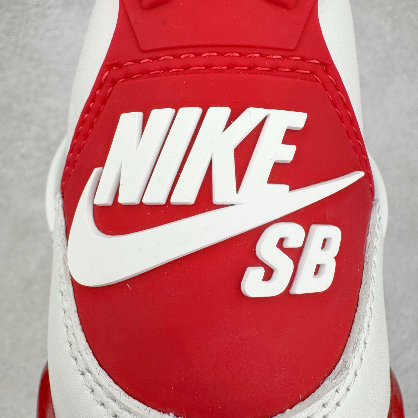图片[10]-＃OG纯原 NK SB x Air Jordan AJ4 联名白红 DR5415-106 耗时多个月巨作 重金购买原楦原纸板 确保原汁原味 完美呈现四代版型 原厂织唛标 市面唯一采用原装皮料 正确网格工艺 全方位一致匹配官方细节 尺码：36 36.5 37.5 38 38.5 39 40 40.5 41 42 42.5 43 44 44.5 45 46 47.5-选品中心