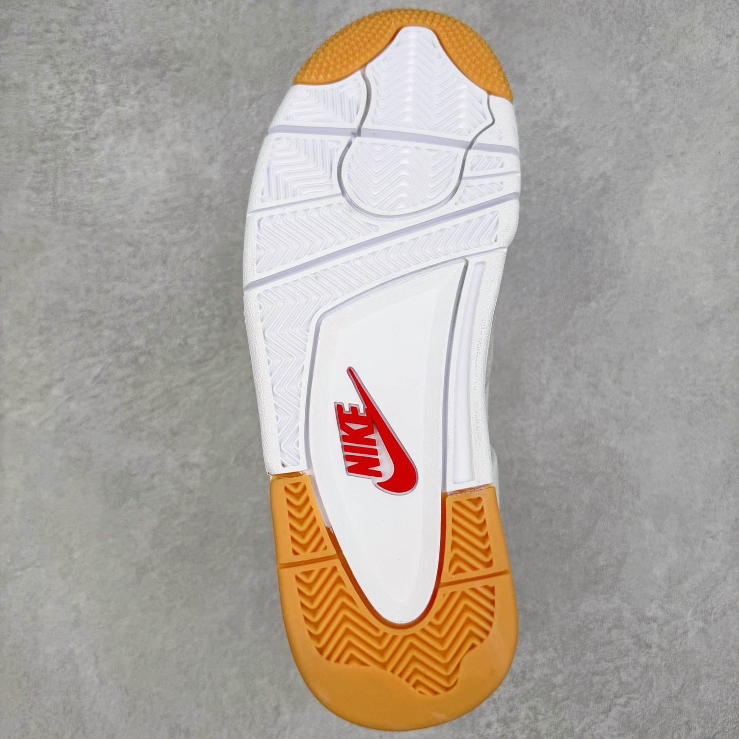 图片[9]-＃OG纯原 NK SB x Air Jordan AJ4 联名白红 DR5415-106 耗时多个月巨作 重金购买原楦原纸板 确保原汁原味 完美呈现四代版型 原厂织唛标 市面唯一采用原装皮料 正确网格工艺 全方位一致匹配官方细节 尺码：36 36.5 37.5 38 38.5 39 40 40.5 41 42 42.5 43 44 44.5 45 46 47.5-选品中心