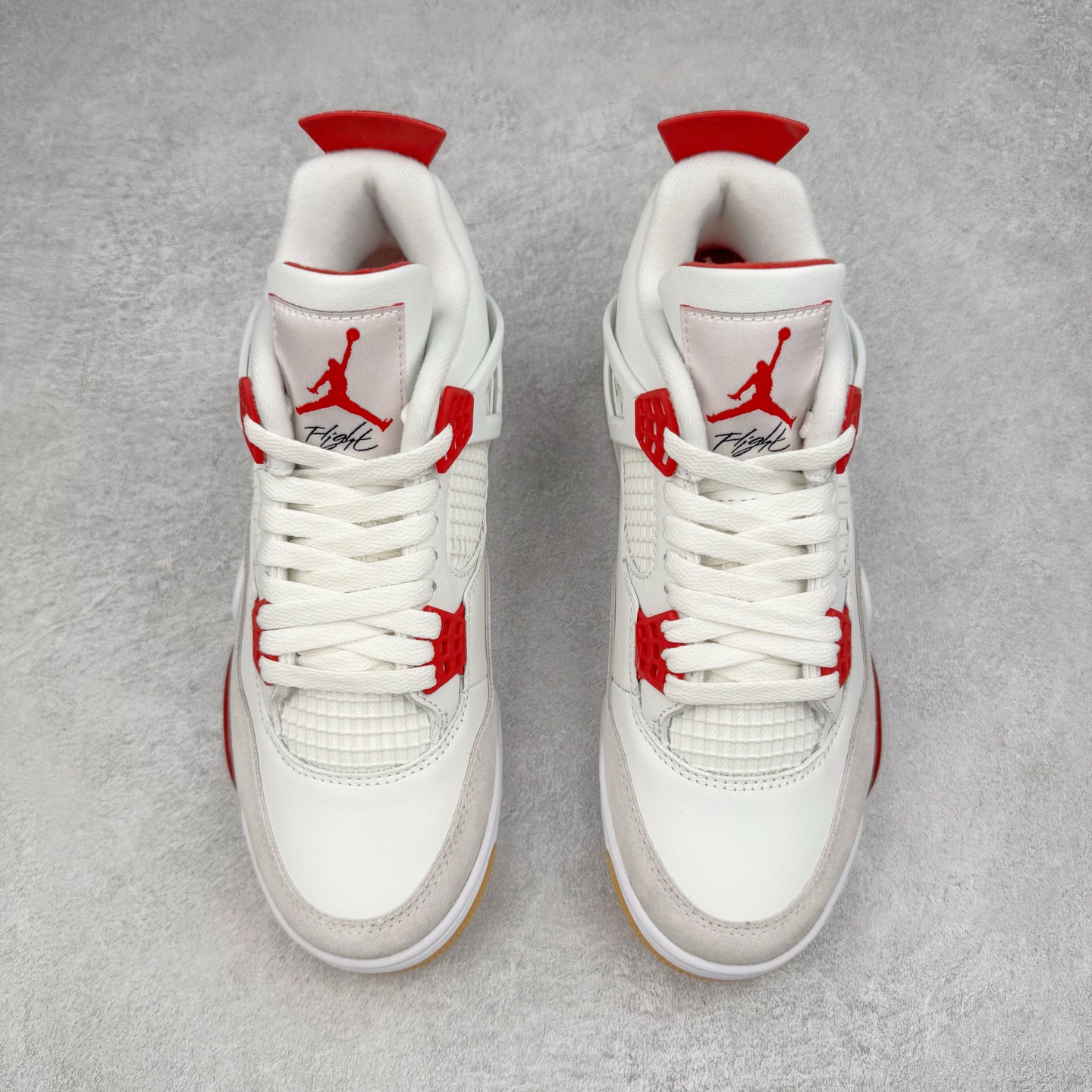 图片[2]-＃OG纯原 NK SB x Air Jordan AJ4 联名白红 DR5415-106 耗时多个月巨作 重金购买原楦原纸板 确保原汁原味 完美呈现四代版型 原厂织唛标 市面唯一采用原装皮料 正确网格工艺 全方位一致匹配官方细节 尺码：36 36.5 37.5 38 38.5 39 40 40.5 41 42 42.5 43 44 44.5 45 46 47.5-选品中心