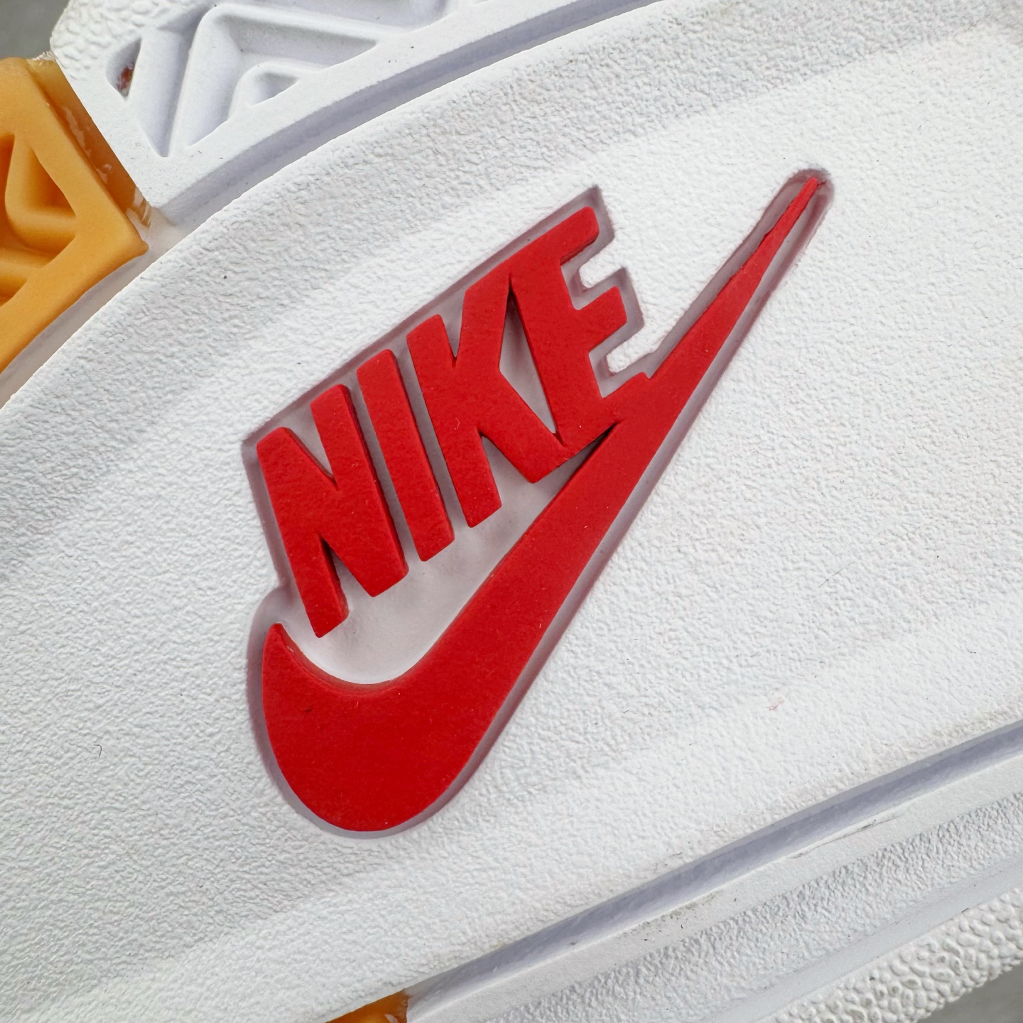 图片[11]-＃OG纯原 NK SB x Air Jordan AJ4 联名白红 DR5415-106 耗时多个月巨作 重金购买原楦原纸板 确保原汁原味 完美呈现四代版型 原厂织唛标 市面唯一采用原装皮料 正确网格工艺 全方位一致匹配官方细节 尺码：36 36.5 37.5 38 38.5 39 40 40.5 41 42 42.5 43 44 44.5 45 46 47.5-选品中心