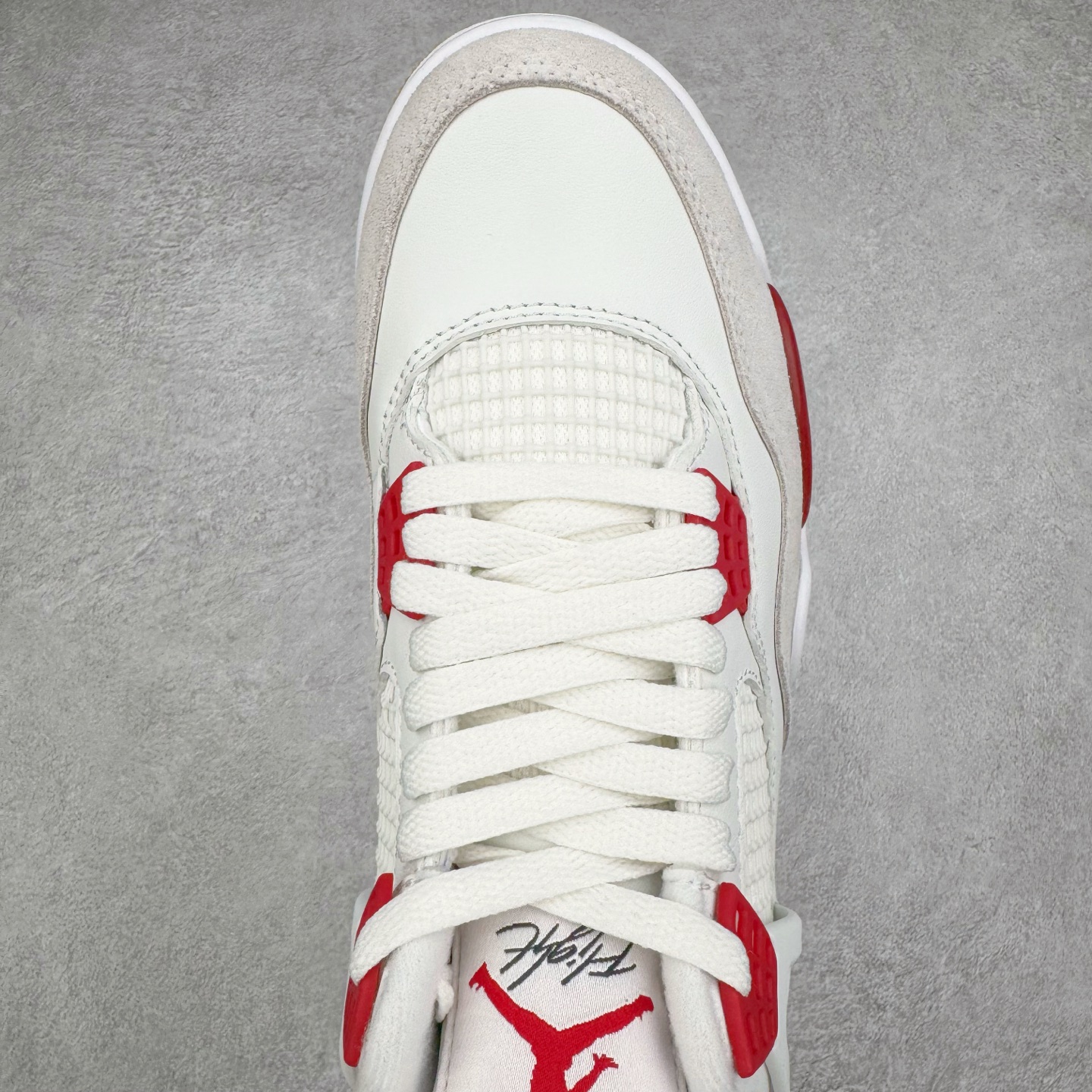 图片[4]-＃OG纯原 NK SB x Air Jordan AJ4 联名白红 DR5415-106 耗时多个月巨作 重金购买原楦原纸板 确保原汁原味 完美呈现四代版型 原厂织唛标 市面唯一采用原装皮料 正确网格工艺 全方位一致匹配官方细节 尺码：36 36.5 37.5 38 38.5 39 40 40.5 41 42 42.5 43 44 44.5 45 46 47.5-选品中心