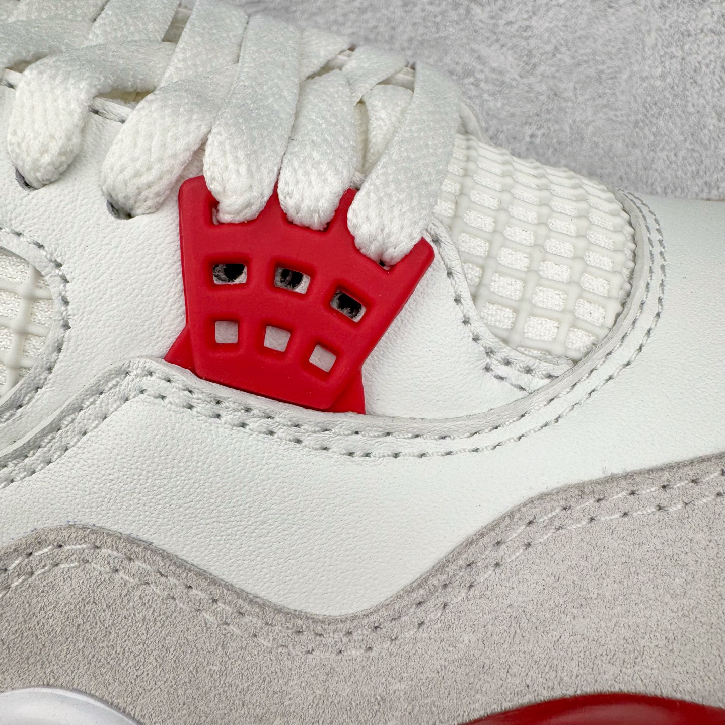 图片[15]-＃OG纯原 NK SB x Air Jordan AJ4 联名白红 DR5415-106 耗时多个月巨作 重金购买原楦原纸板 确保原汁原味 完美呈现四代版型 原厂织唛标 市面唯一采用原装皮料 正确网格工艺 全方位一致匹配官方细节 尺码：36 36.5 37.5 38 38.5 39 40 40.5 41 42 42.5 43 44 44.5 45 46 47.5-选品中心