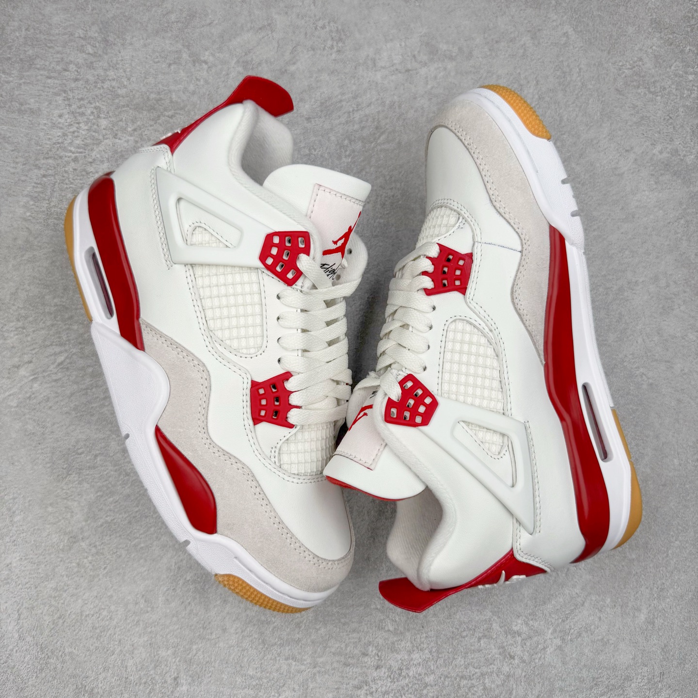 图片[3]-＃OG纯原 NK SB x Air Jordan AJ4 联名白红 DR5415-106 耗时多个月巨作 重金购买原楦原纸板 确保原汁原味 完美呈现四代版型 原厂织唛标 市面唯一采用原装皮料 正确网格工艺 全方位一致匹配官方细节 尺码：36 36.5 37.5 38 38.5 39 40 40.5 41 42 42.5 43 44 44.5 45 46 47.5-选品中心