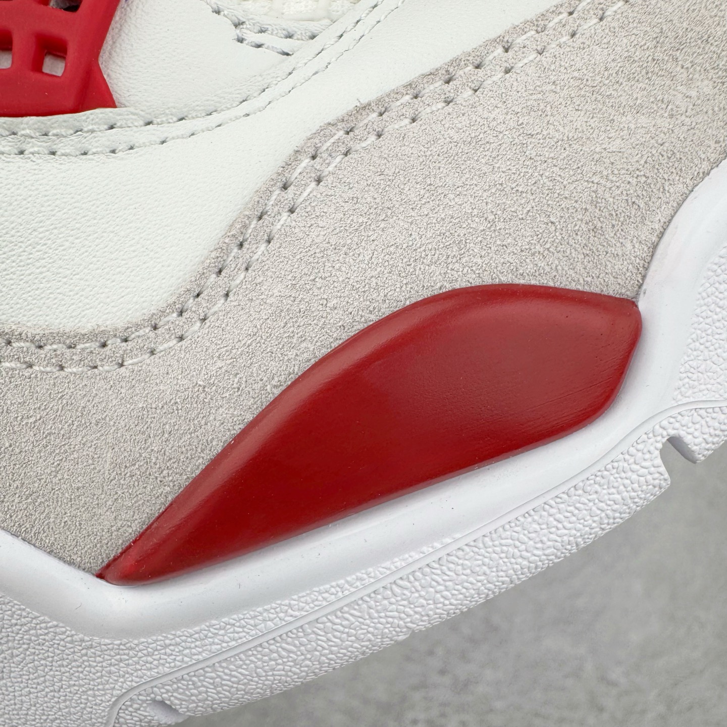 图片[18]-＃OG纯原 NK SB x Air Jordan AJ4 联名白红 DR5415-106 耗时多个月巨作 重金购买原楦原纸板 确保原汁原味 完美呈现四代版型 原厂织唛标 市面唯一采用原装皮料 正确网格工艺 全方位一致匹配官方细节 尺码：36 36.5 37.5 38 38.5 39 40 40.5 41 42 42.5 43 44 44.5 45 46 47.5-选品中心