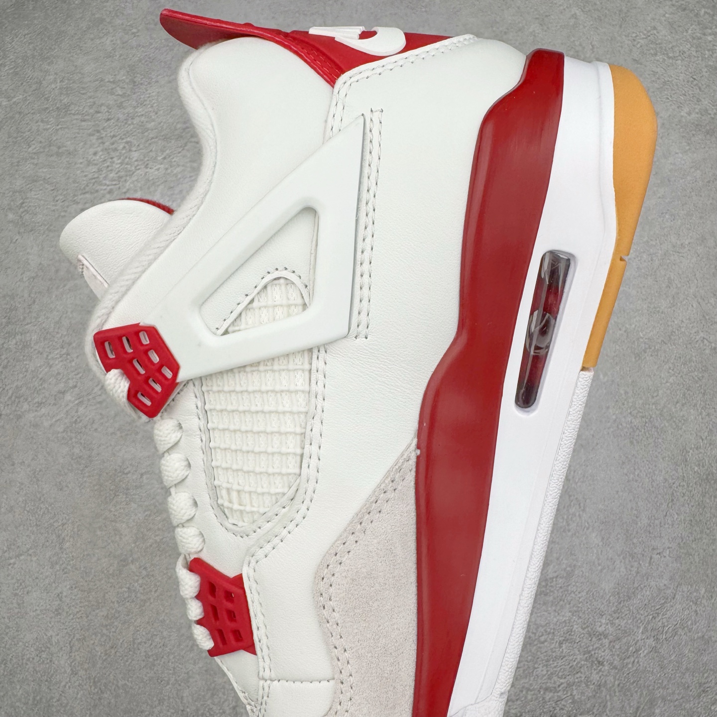 图片[7]-＃OG纯原 NK SB x Air Jordan AJ4 联名白红 DR5415-106 耗时多个月巨作 重金购买原楦原纸板 确保原汁原味 完美呈现四代版型 原厂织唛标 市面唯一采用原装皮料 正确网格工艺 全方位一致匹配官方细节 尺码：36 36.5 37.5 38 38.5 39 40 40.5 41 42 42.5 43 44 44.5 45 46 47.5-选品中心