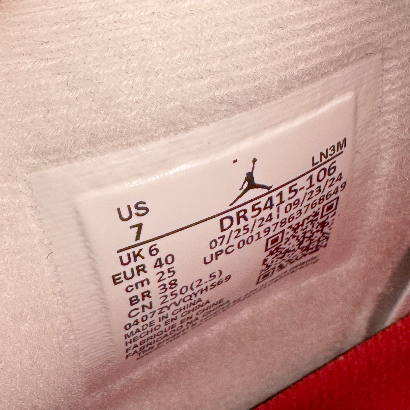 图片[20]-＃OG纯原 NK SB x Air Jordan AJ4 联名白红 DR5415-106 耗时多个月巨作 重金购买原楦原纸板 确保原汁原味 完美呈现四代版型 原厂织唛标 市面唯一采用原装皮料 正确网格工艺 全方位一致匹配官方细节 尺码：36 36.5 37.5 38 38.5 39 40 40.5 41 42 42.5 43 44 44.5 45 46 47.5-选品中心