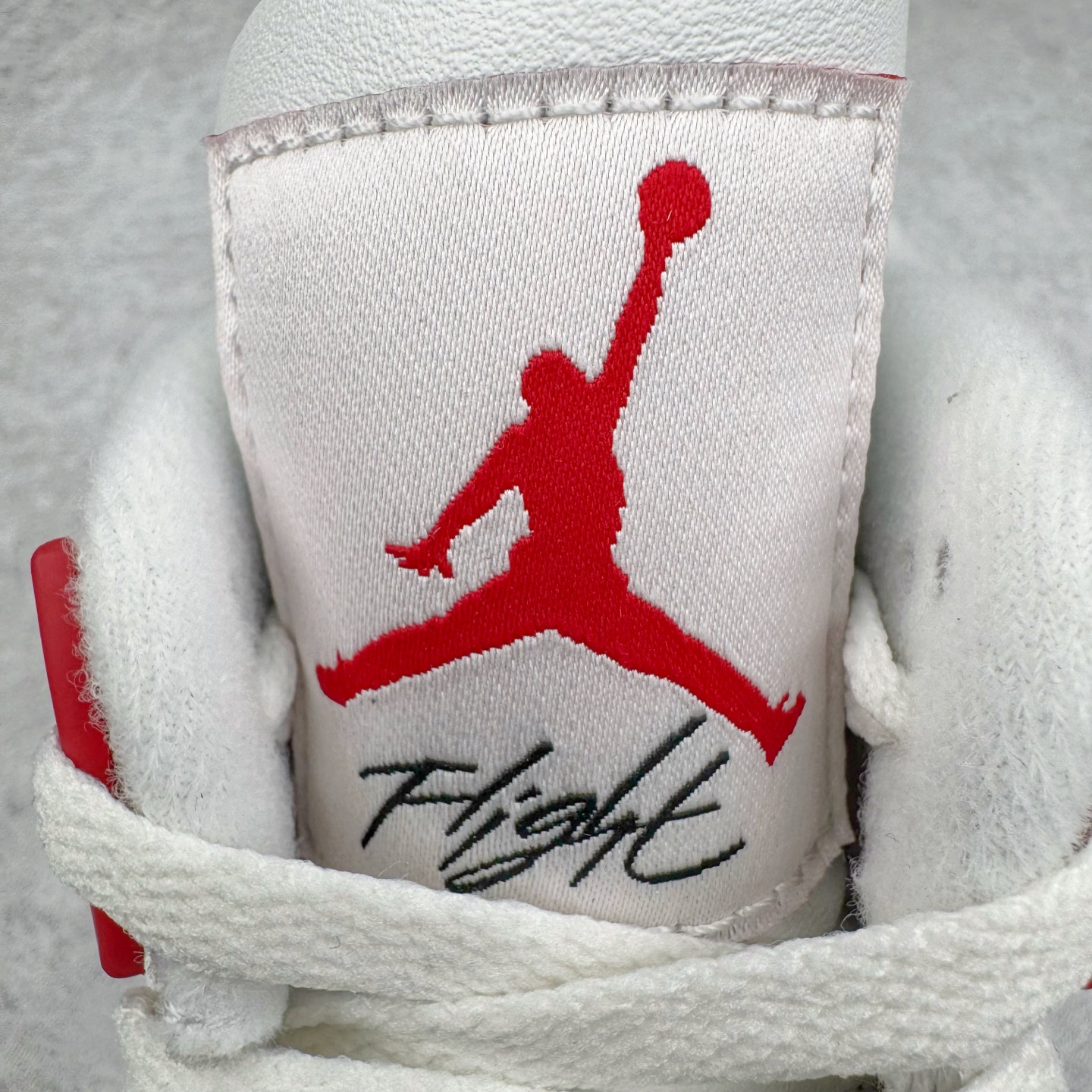 图片[17]-＃OG纯原 NK SB x Air Jordan AJ4 联名白红 DR5415-106 耗时多个月巨作 重金购买原楦原纸板 确保原汁原味 完美呈现四代版型 原厂织唛标 市面唯一采用原装皮料 正确网格工艺 全方位一致匹配官方细节 尺码：36 36.5 37.5 38 38.5 39 40 40.5 41 42 42.5 43 44 44.5 45 46 47.5-选品中心