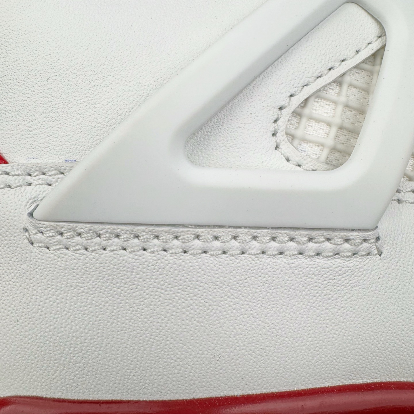 图片[13]-＃OG纯原 NK SB x Air Jordan AJ4 联名白红 DR5415-106 耗时多个月巨作 重金购买原楦原纸板 确保原汁原味 完美呈现四代版型 原厂织唛标 市面唯一采用原装皮料 正确网格工艺 全方位一致匹配官方细节 尺码：36 36.5 37.5 38 38.5 39 40 40.5 41 42 42.5 43 44 44.5 45 46 47.5-选品中心