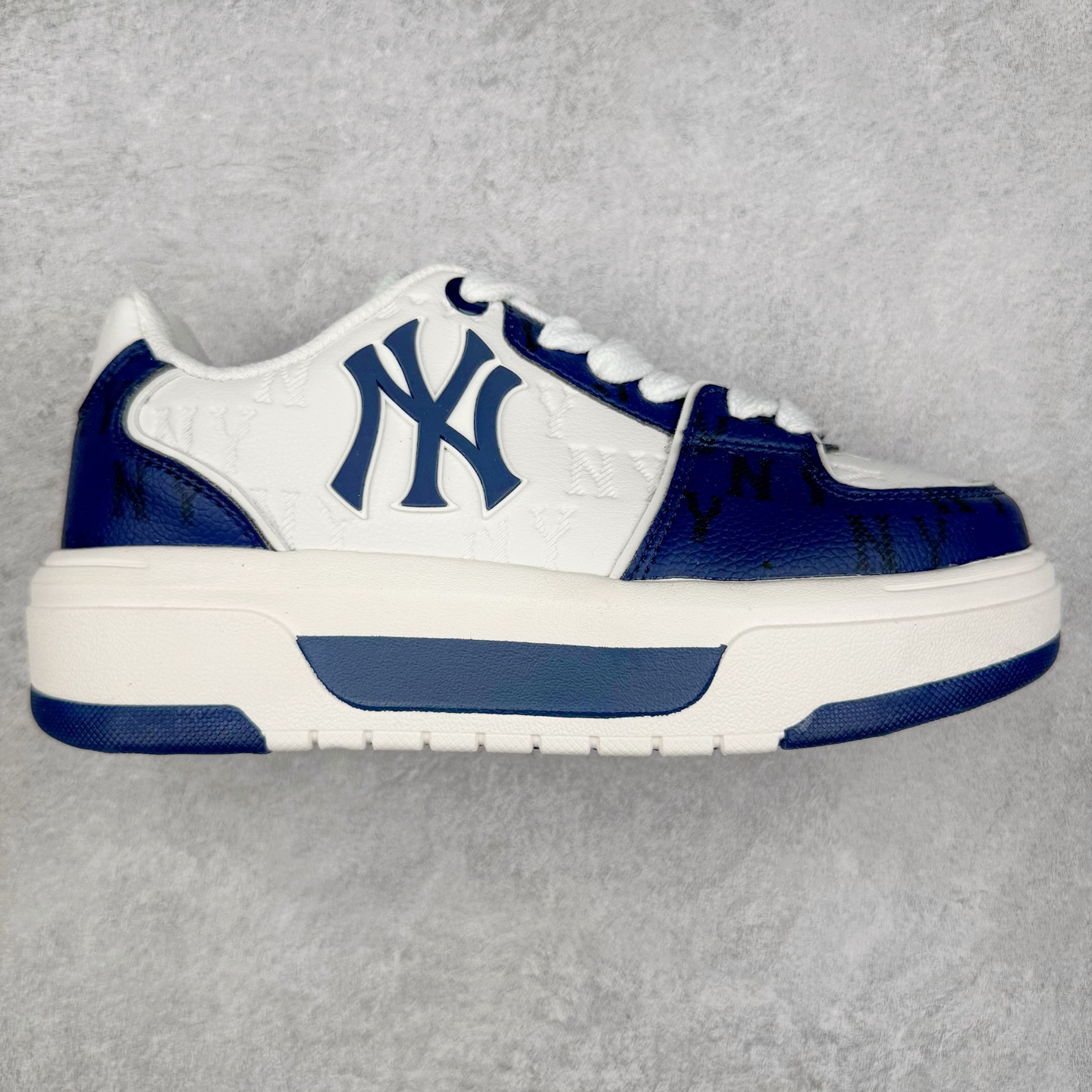 MLB Chunky Liner Basic 复古印花学长鞋系列低帮轻量增高厚底百搭休闲运动慢跑鞋板鞋 Korea韩国联名NY美国榄球纽约洋基队限定 韩国代购专供 全套原楦原纸板原厂数据开发 正确中底拉帮中底网布细节 平台代购专供 左脚内置芯片 韩国代购吊牌标贴 独家一比一RB+MD组合大底 高频后跟小人Logo精准对位立体饱满 正确网布加超迁鞋面 转印中底走线紧密 转印Logo工艺表层防刮不掉色 尺码：35 36 36.5 37.5 38 38.5 39 40 40.5 41 42 42.5 43 44 45-选品中心