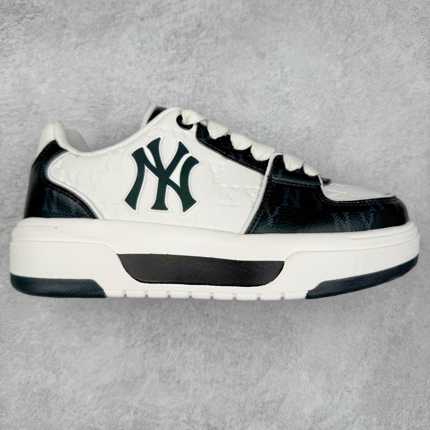 MLB Chunky Liner Basic 复古印花学长鞋系列低帮轻量增高厚底百搭休闲运动慢跑鞋板鞋 Korea韩国联名NY美国榄球纽约洋基队限定 韩国代购专供 全套原楦原纸板原厂数据开发 正确中底拉帮中底网布细节 平台代购专供 左脚内置芯片 韩国代购吊牌标贴 独家一比一RB+MD组合大底 高频后跟小人Logo精准对位立体饱满 正确网布加超迁鞋面 转印中底走线紧密 转印Logo工艺表层防刮不掉色 尺码：35 36 36.5 37.5 38 38.5 39 40 40.5 41 42 42.5 43 44 45-选品中心